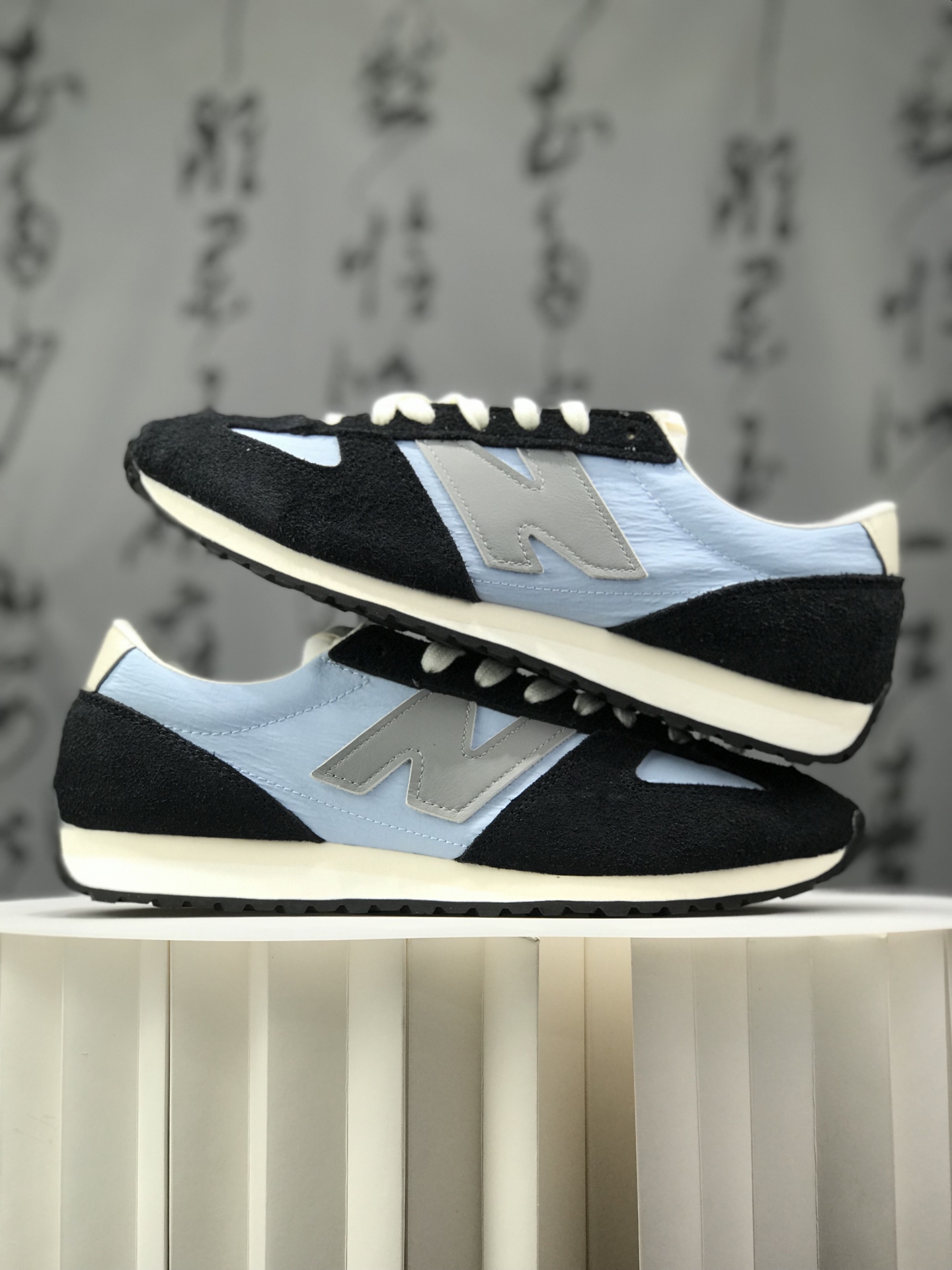 💰240
  New Balance 471系列 复古轻便平衡生活休闲鞋 上架实拍以复古跑鞋设计为灵感，融合现代舒适科技，重塑街头与日常穿搭的潮流风格。延续NB标志性的流畅鞋型，麂皮与网面拼接材质，透气性与质感兼备。轻量EVA中底，缓震回弹，橡胶外底，耐磨舒适。
货号：U471AB 
尺码：36 37 37.5 38 38.5 39 40 40.5 41.5 42 42.5 43 44 44.5 45