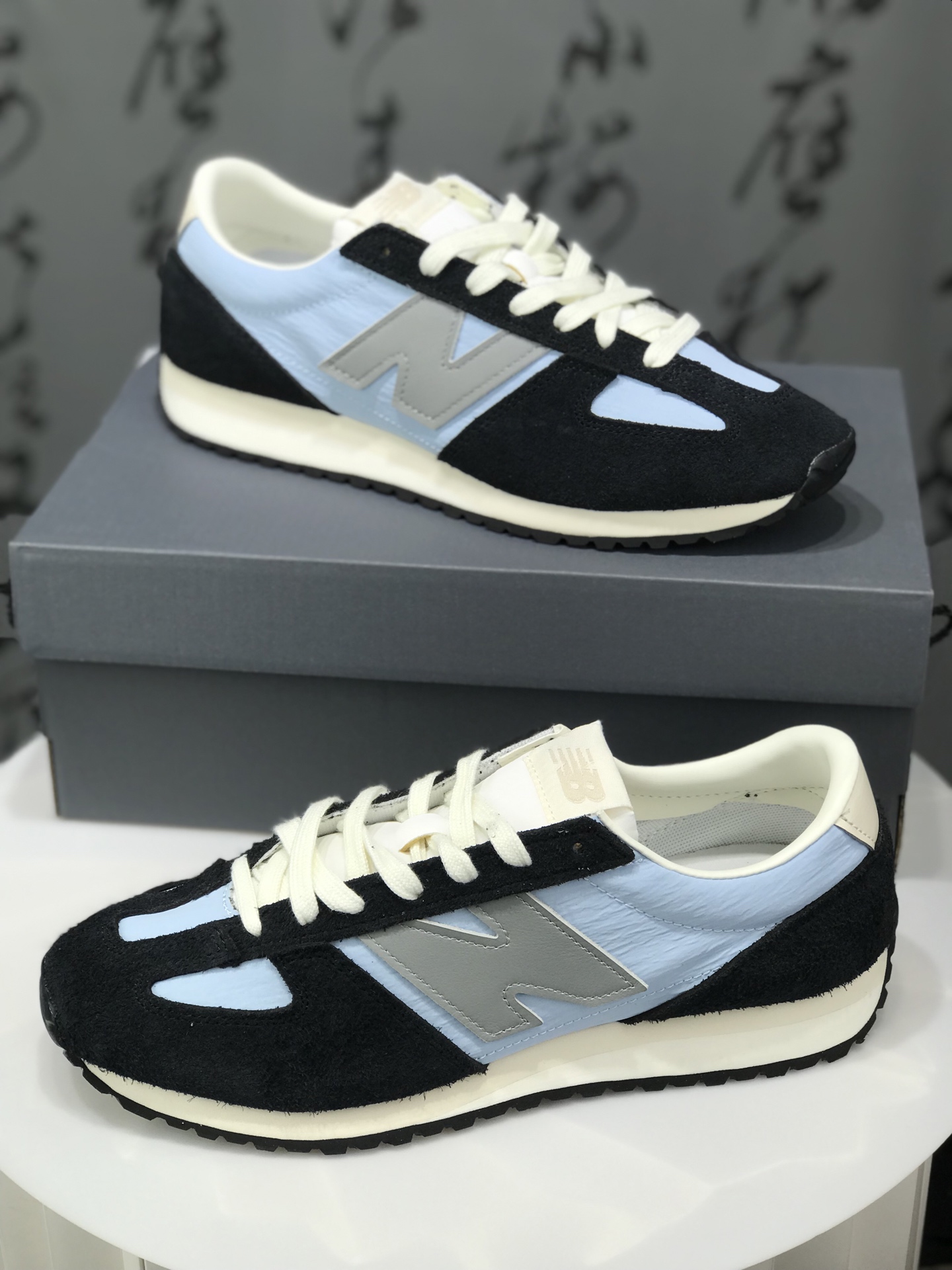 💰240
  New Balance 471系列 复古轻便平衡生活休闲鞋 上架实拍以复古跑鞋设计为灵感，融合现代舒适科技，重塑街头与日常穿搭的潮流风格。延续NB标志性的流畅鞋型，麂皮与网面拼接材质，透气性与质感兼备。轻量EVA中底，缓震回弹，橡胶外底，耐磨舒适。
货号：U471AB 
尺码：36 37 37.5 38 38.5 39 40 40.5 41.5 42 42.5 43 44 44.5 45