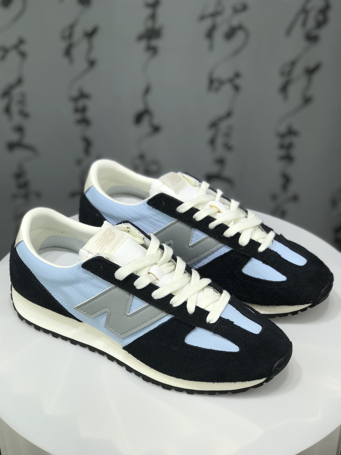 💰240
  New Balance 471系列 复古轻便平衡生活休闲鞋 上架实拍以复古跑鞋设计为灵感，融合现代舒适科技，重塑街头与日常穿搭的潮流风格。延续NB标志性的流畅鞋型，麂皮与网面拼接材质，透气性与质感兼备。轻量EVA中底，缓震回弹，橡胶外底，耐磨舒适。
货号：U471AB 
尺码：36 37 37.5 38 38.5 39 40 40.5 41.5 42 42.5 43 44 44.5 45
