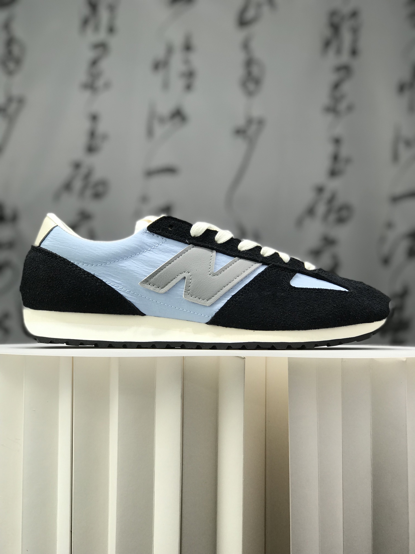 💰240
  New Balance 471系列 复古轻便平衡生活休闲鞋 上架实拍以复古跑鞋设计为灵感，融合现代舒适科技，重塑街头与日常穿搭的潮流风格。延续NB标志性的流畅鞋型，麂皮与网面拼接材质，透气性与质感兼备。轻量EVA中底，缓震回弹，橡胶外底，耐磨舒适。
货号：U471AB 
尺码：36 37 37.5 38 38.5 39 40 40.5 41.5 42 42.5 43 44 44.5 45