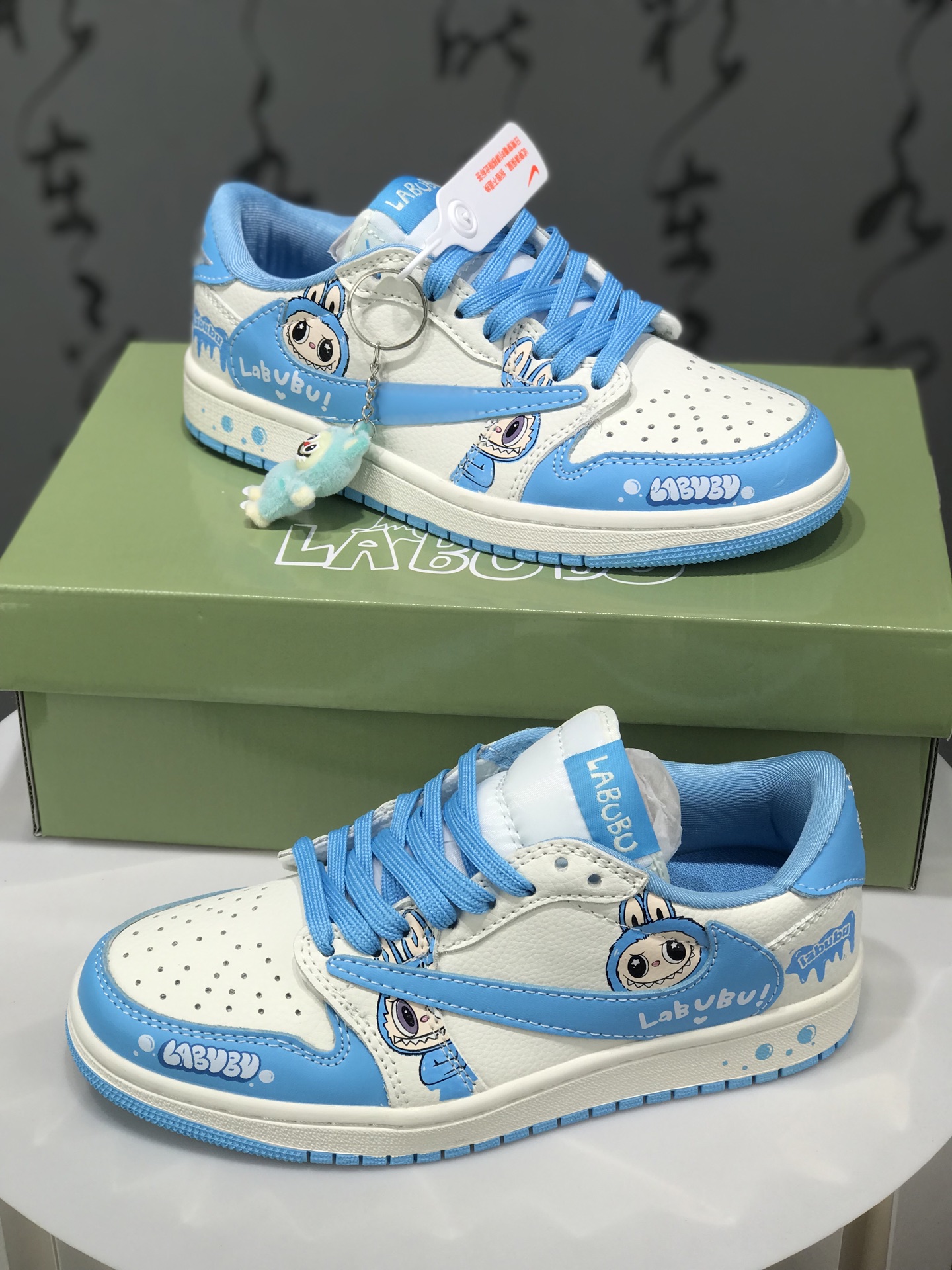 纯原💰390
 Travis Scott x Fragment Design x Air Jordan 1 Low OG SP AJ1 乔1 米蓝色 低帮文化休闲板鞋 JW1188-165
#多方联名合作融合了Travis Scott 独特的音乐风格，藤原浩个性的设计风格以及Jordan品牌的经典元素 使其成为一双具有独特身份和价值的鞋子 清新而立体的外观加上联名标识更突出了其独特身份 这种配色方案显示出活力和时尚感 在视觉上引人注目 鞋身的质感和细腻的细节处理使其显得高端而格调十足 这款“倒钩”联名是设计与创意完美结合 融合多方的个性风格是一款备受瞩目的潮流鞋款
尺码：36 36.5 37.5 38 38.5 39 40 40.5 41 42 42.5 43 44 44.5 45