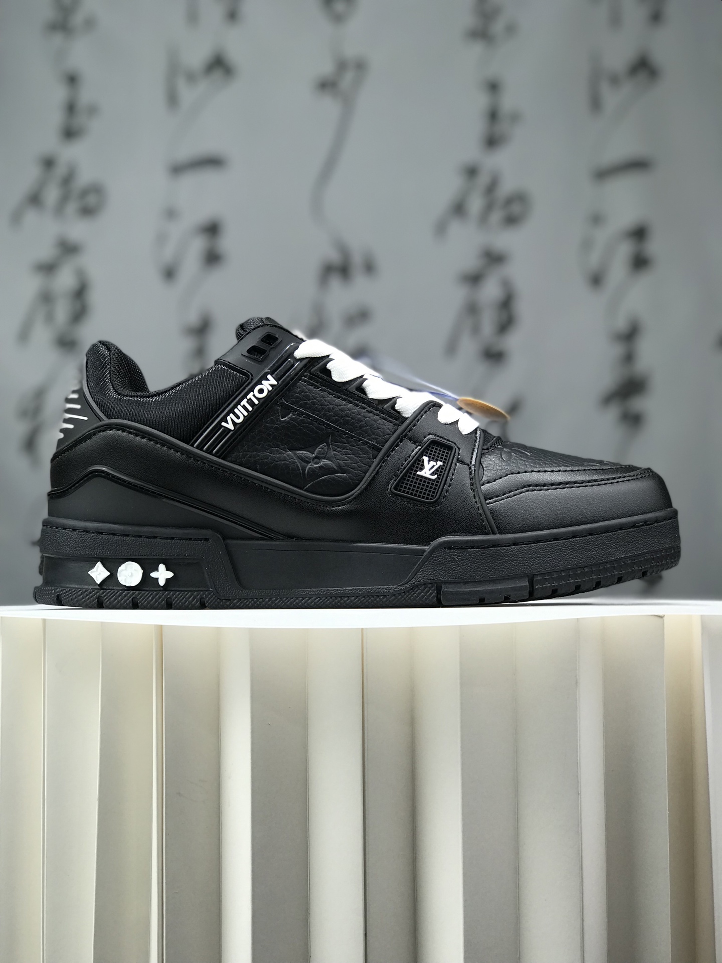 福利 路易威登/Louis Vuitton LV路易威登板鞋 新款 LV Trainer最新配色运动鞋 L家 篮球鞋风格运动鞋 该鞋由艺术总监 VIRGIL ABLOH设计 垫脚聚米微料加透气英伦网布 细节原版一致
