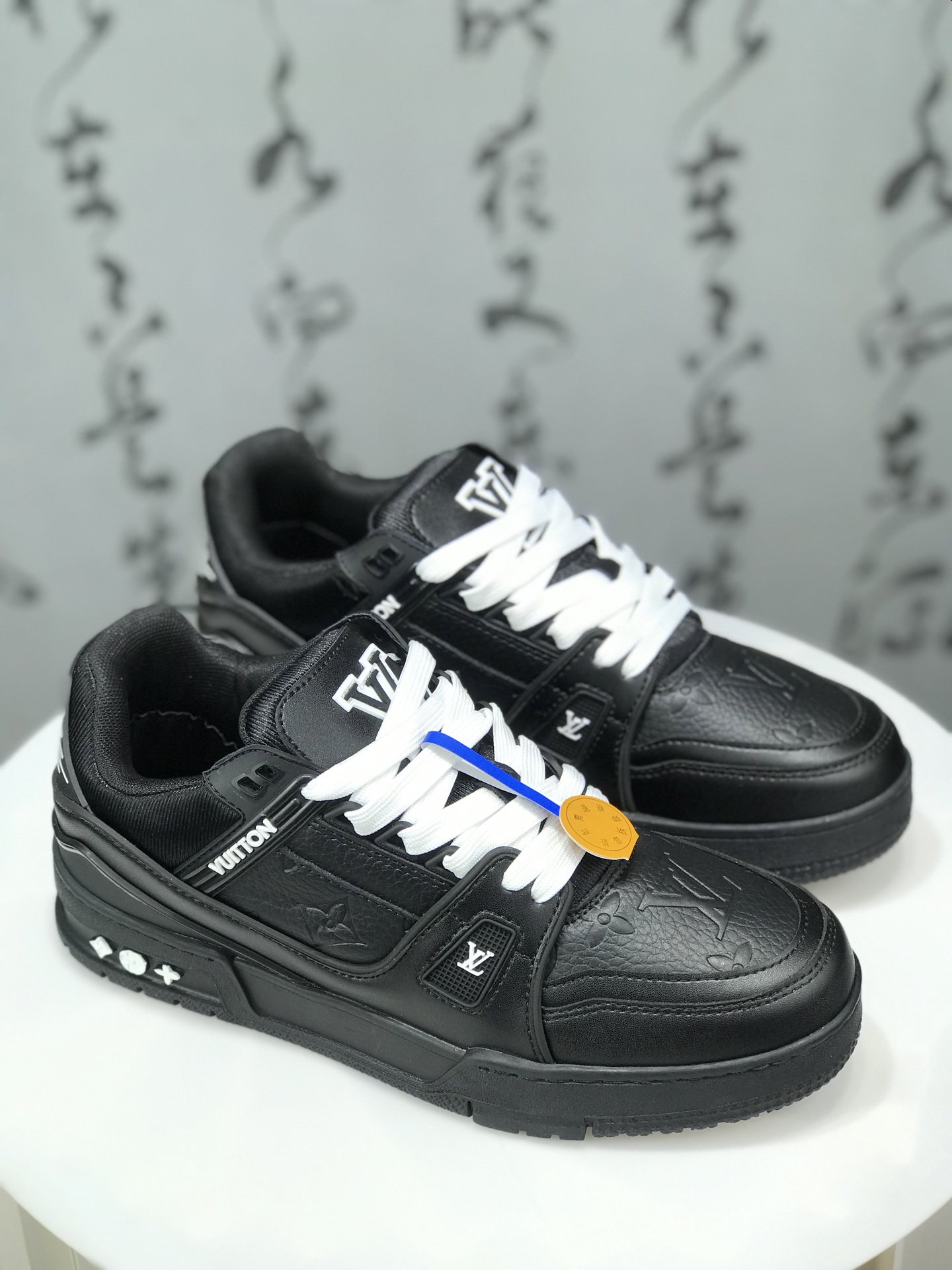 福利 路易威登/Louis Vuitton LV路易威登板鞋 新款 LV Trainer最新配色运动鞋 L家 篮球鞋风格运动鞋 该鞋由艺术总监 VIRGIL ABLOH设计 垫脚聚米微料加透气英伦网布 细节原版一致
