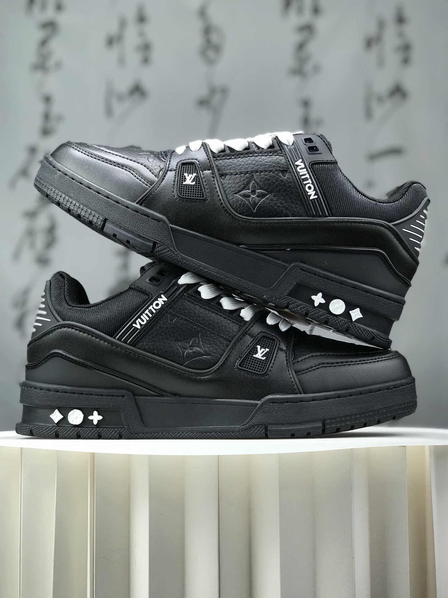 福利 路易威登/Louis Vuitton LV路易威登板鞋 新款 LV Trainer最新配色运动鞋 L家 篮球鞋风格运动鞋 该鞋由艺术总监 VIRGIL ABLOH设计 垫脚聚米微料加透气英伦网布 细节原版一致