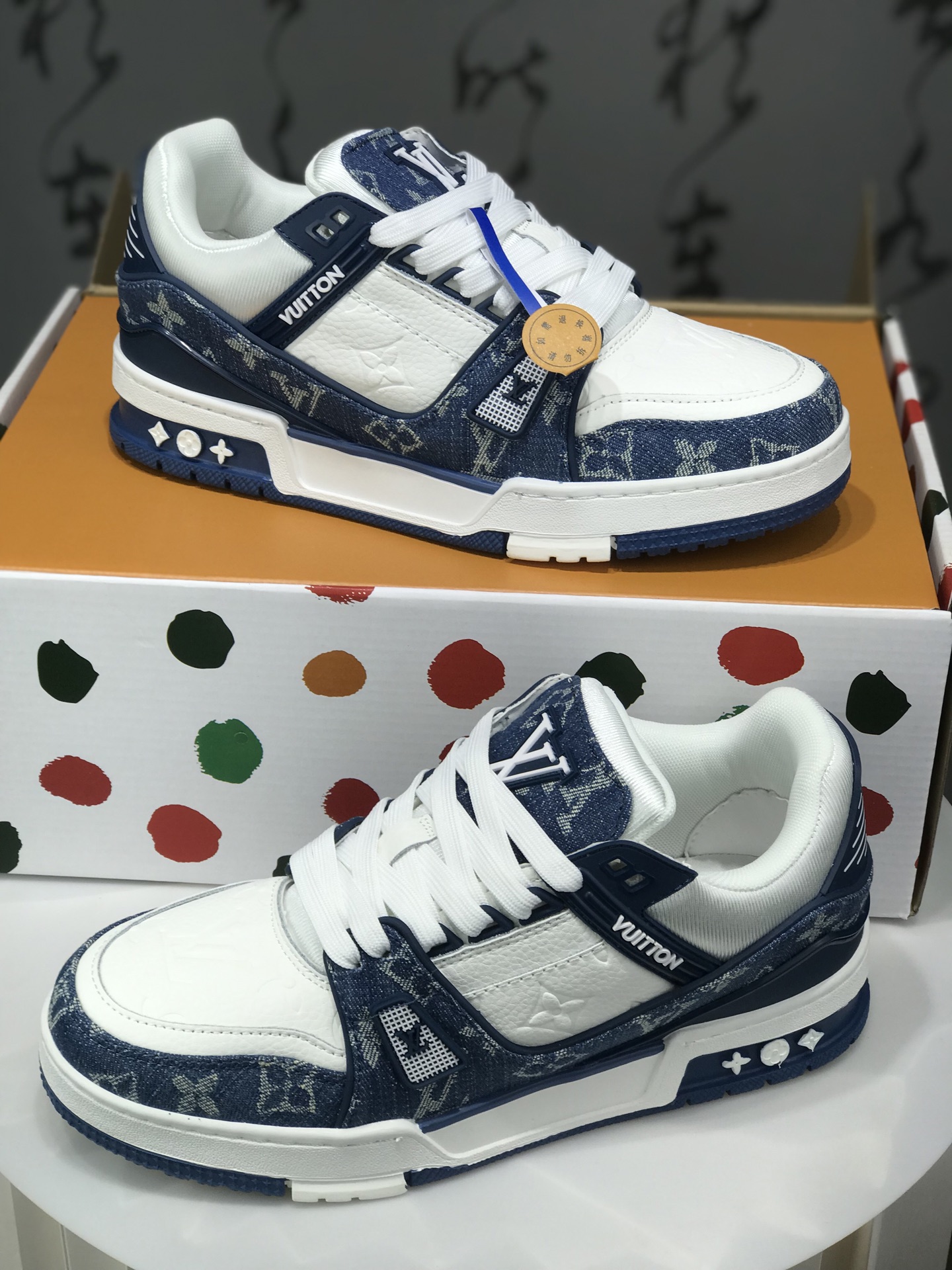 福利特价💰358
路易威登/Louis Vuitton  LV路易威登板鞋      
新款 LV Trainer最新配色运动鞋  L家 篮球鞋风格运动鞋   该鞋由艺术总监 VIRGIL ABLOH设计 垫脚聚米微料加透气英伦网布  细节原版一致 Size:36 37 38 39 40 41 42 43 44 45