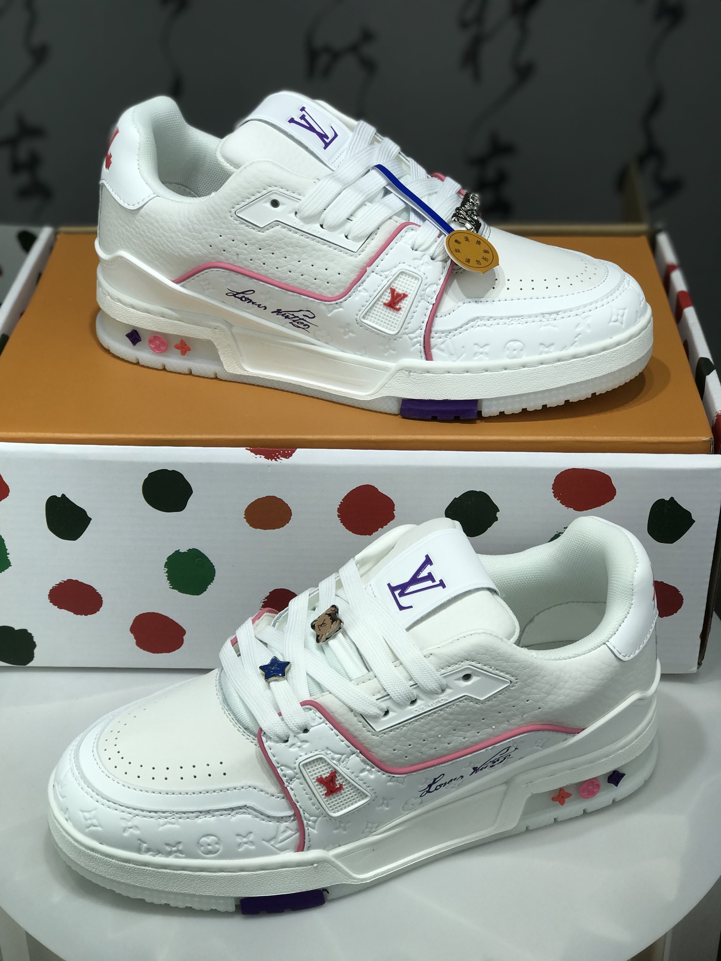 福利特价💰358
路易威登/Louis Vuitton  LV路易威登板鞋      
新款 LV Trainer最新配色运动鞋  L家 篮球鞋风格运动鞋   该鞋由艺术总监 VIRGIL ABLOH设计 垫脚聚米微料加透气英伦网布  细节原版一致 Size:36 37 38 39 40 41 42 43 44 45