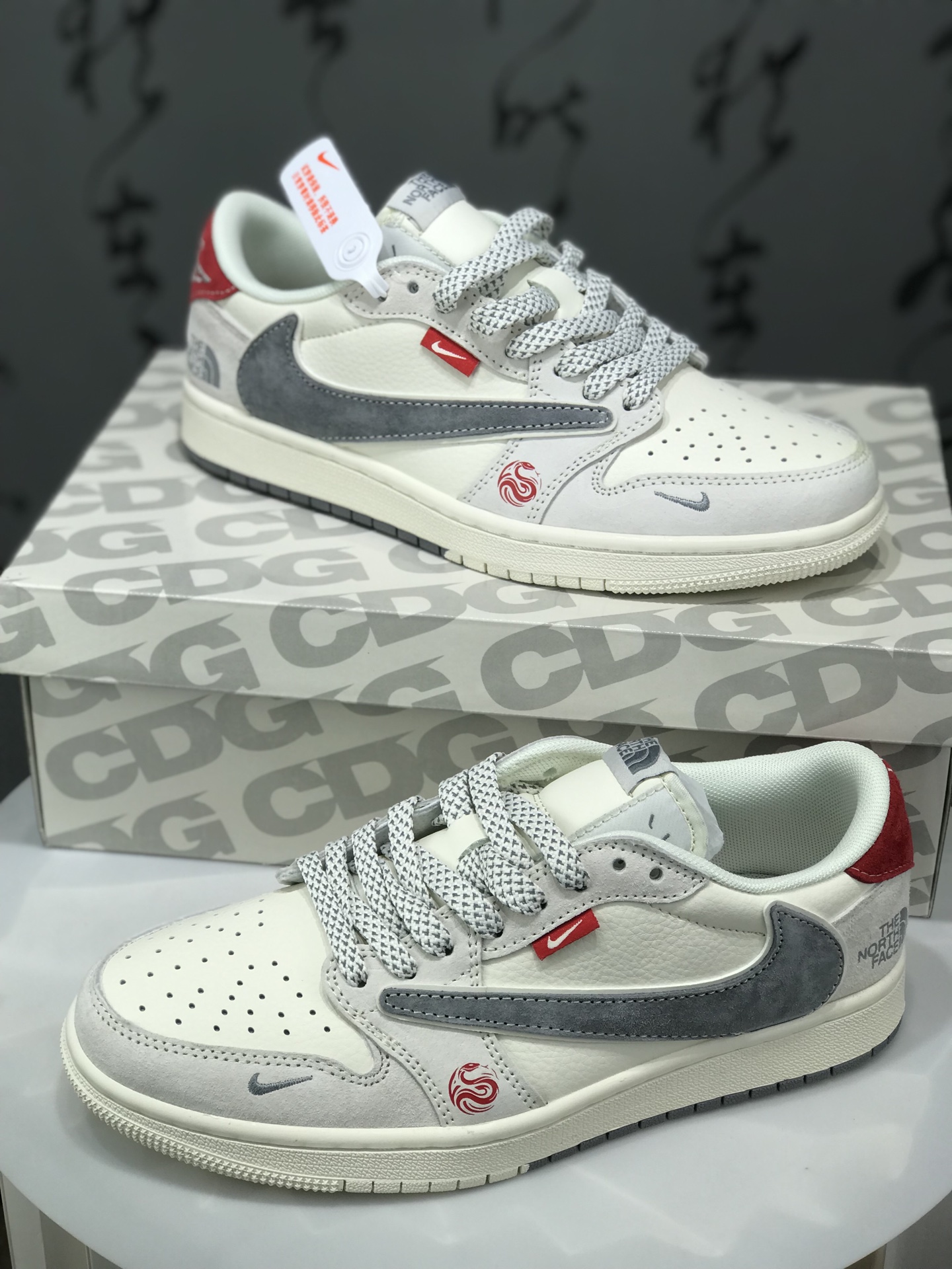 💰290 Travis Scott x Fragment Design x Air Jordan 1 Low OG SP AJ1 乔1 北面联名蛇年限定 双拼米灰 低帮文化休闲板鞋 SJ2068-145 #多方联名合作融合了Travis Scott 独特的音乐风格，藤原浩个性的设计风格以及Jordan品牌的经典元素 使其成为一双具有独特身份和价值的鞋子 清新而立体的外观加上联名标识更突出了其独特身份 这种配色方案显示出活力和时尚感 在视觉上引人注目 鞋身的质感和细腻的细节处理使其显得高端而格调十足 这款“倒钩”联名是设计与创意完美结合 融合多方的个性风格是一款备受瞩目的潮流鞋款尺码：36 36.5 37.5 38 38.5 39 40 40.5 41 42 42.5 43 44 44.5 45