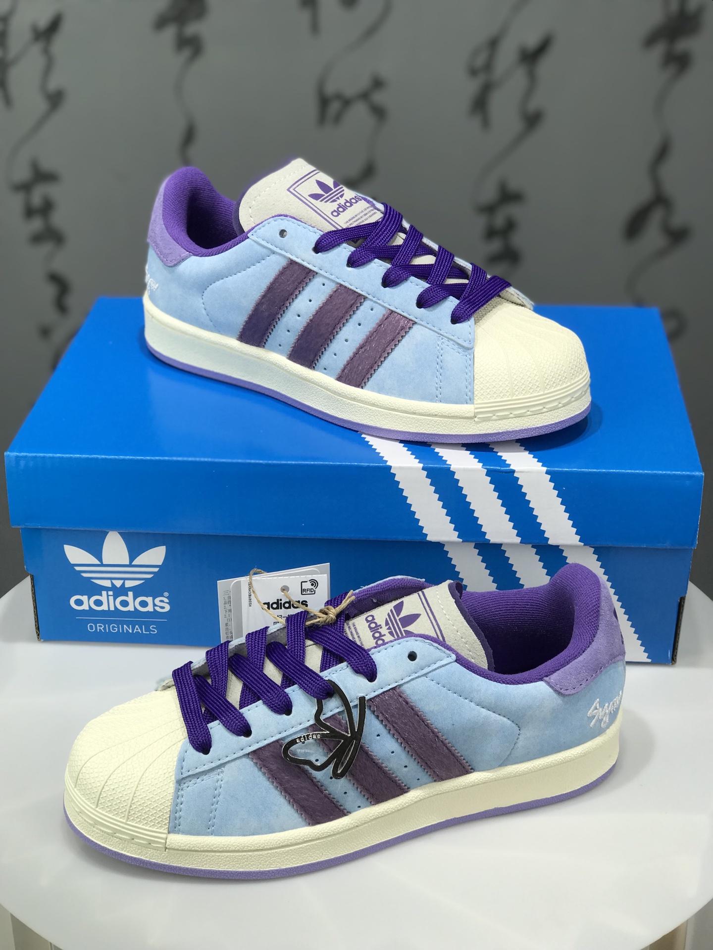 纯原💰260 AD Originals Superstar 经典复古贝壳头板鞋 KI3533 诞生于1969年 是第一双将全皮面鞋 身与橡胶鞋头结合在一起的低帮篮球鞋 Superstar最开始 是作为高帮篮球鞋Pro Model的低帮版本而出现的 但因为其独特和醒目的橡胶鞋头造型而让大家熟知 被大家形象地称为”shelltoe“贝壳头 在70年代的美国职业篮球场上 接近3/4的NBA球员都将这双Superstar作为场上用鞋 80年代之后 经过不断的改良和发展 Superstar逐渐成为横跨时装、音乐、街头文化、休闲和运动等各大领域的时尚潮鞋 SIZE：36 36.5 37 38 38.5 39 40 40.5 41 42 42.5 43 44 44.5 45