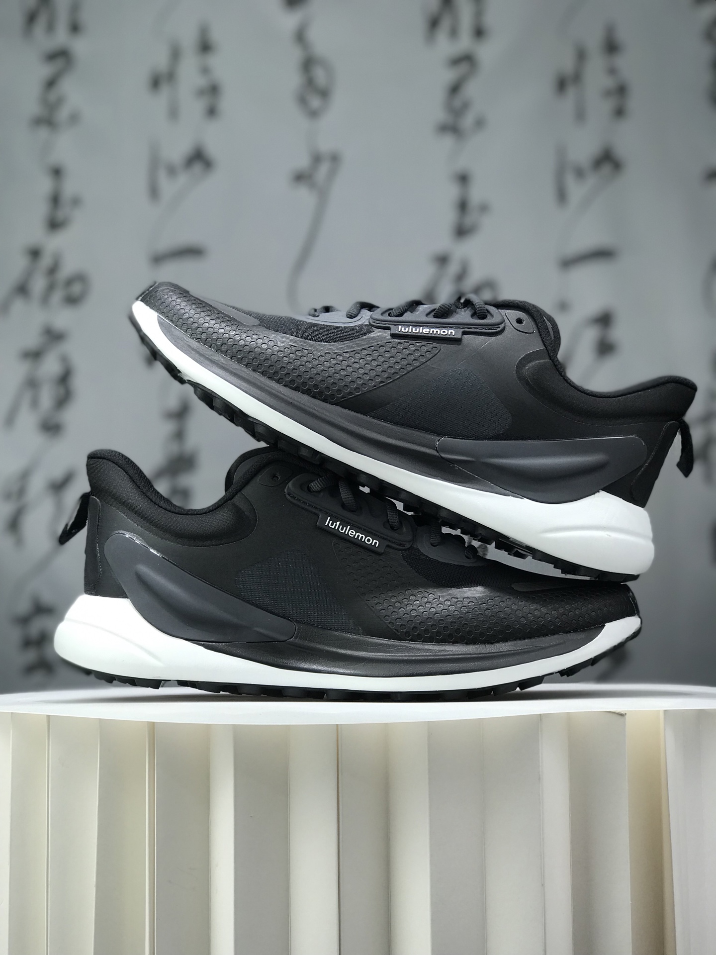 💰290 lululemon Cityverse 露露乐檬极简主义减震耐磨低帮生活休闲鞋 Cityverse将运动性能融入经典休闲鞋中，中底提供出色缓震，并贴合足部曲线，带来全天候的舒适感。鞋面采用两种材质拼接，且前半部分采用热熔压胶处理，无任何缝线，保留了鞋身整体性。模制泡沫的鞋垫带来上乘的脚感，在平日休闲穿着时不会磨脚，也能提供轻质软弹的效果。25年来，lululemon一直秉持“感受为先”的设计理念，并相信更好的感受带来更好的表现。此次男鞋的设计亦是如此。投入多年研究，针对男性在不同运动场景中的脚步形态设计了不同鞋履款式。同时，还进行了生物力学与形态学研究，为“他”带来更好的贴合度和感受。SIZE：36 36.5 37.5 38 38.5 39 40 40.5 41 42 42.5 43 44 45