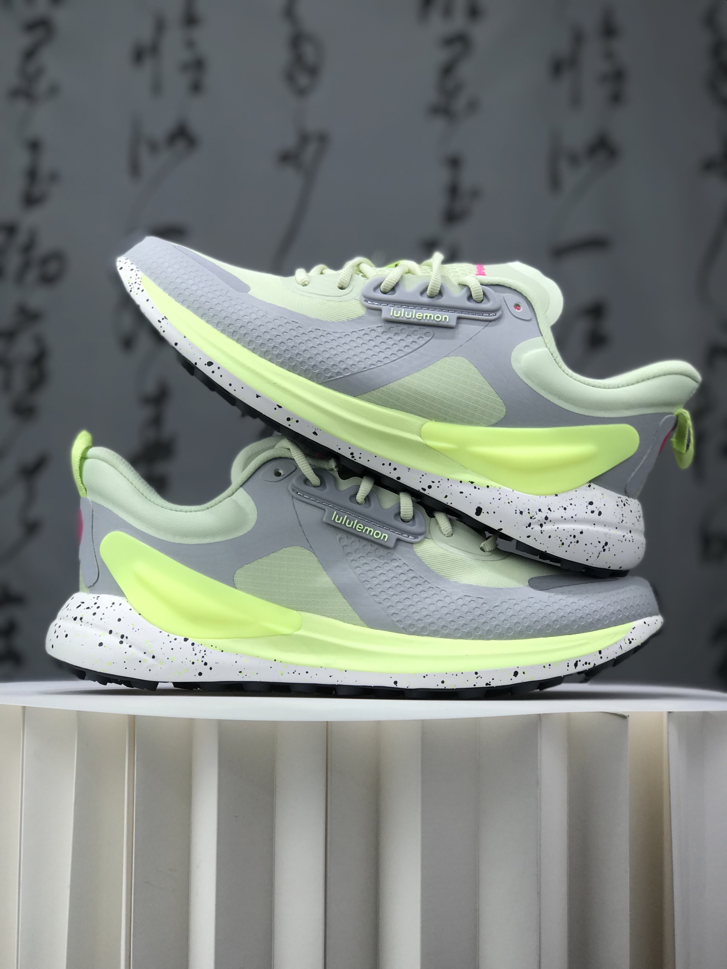 💰290 lululemon Cityverse 露露乐檬极简主义减震耐磨低帮生活休闲鞋 Cityverse将运动性能融入经典休闲鞋中，中底提供出色缓震，并贴合足部曲线，带来全天候的舒适感。鞋面采用两种材质拼接，且前半部分采用热熔压胶处理，无任何缝线，保留了鞋身整体性。模制泡沫的鞋垫带来上乘的脚感，在平日休闲穿着时不会磨脚，也能提供轻质软弹的效果。25年来，lululemon一直秉持“感受为先”的设计理念，并相信更好的感受带来更好的表现。此次男鞋的设计亦是如此。投入多年研究，针对男性在不同运动场景中的脚步形态设计了不同鞋履款式。同时，还进行了生物力学与形态学研究，为“他”带来更好的贴合度和感受。SIZE：36 36.5 37.5 38 38.5 39 40 40.5 41 42 42.5 43 44 45本地💰220放店💰160 lululemon Cityverse 露露乐檬极简主义减震耐磨低帮生活休闲鞋 Cityverse将运动性能融入经典休闲鞋中，中底提供出色缓震，并贴合足部曲线，带来全天候的舒适感。鞋面采用两种材质拼接，且前半部分采用热熔压胶处理，无任何缝线，保留了鞋身整体性。模制泡沫的鞋垫带来上乘的脚感，在平日休闲穿着时不会磨脚，也能提供轻质软弹的效果。25年来，lululemon一直秉持“感受为先”的设计理念，并相信更好的感受带来更好的表现。此次男鞋的设计亦是如此。投入多年研究，针对男性在不同运动场景中的脚步形态设计了不同鞋履款式。同时，还进行了生物力学与形态学研究，为“他”带来更好的贴合度和感受。SIZE：36 36.5 37.5 38 38.5 39 40 40.5 41 42 42.5 43 44 45