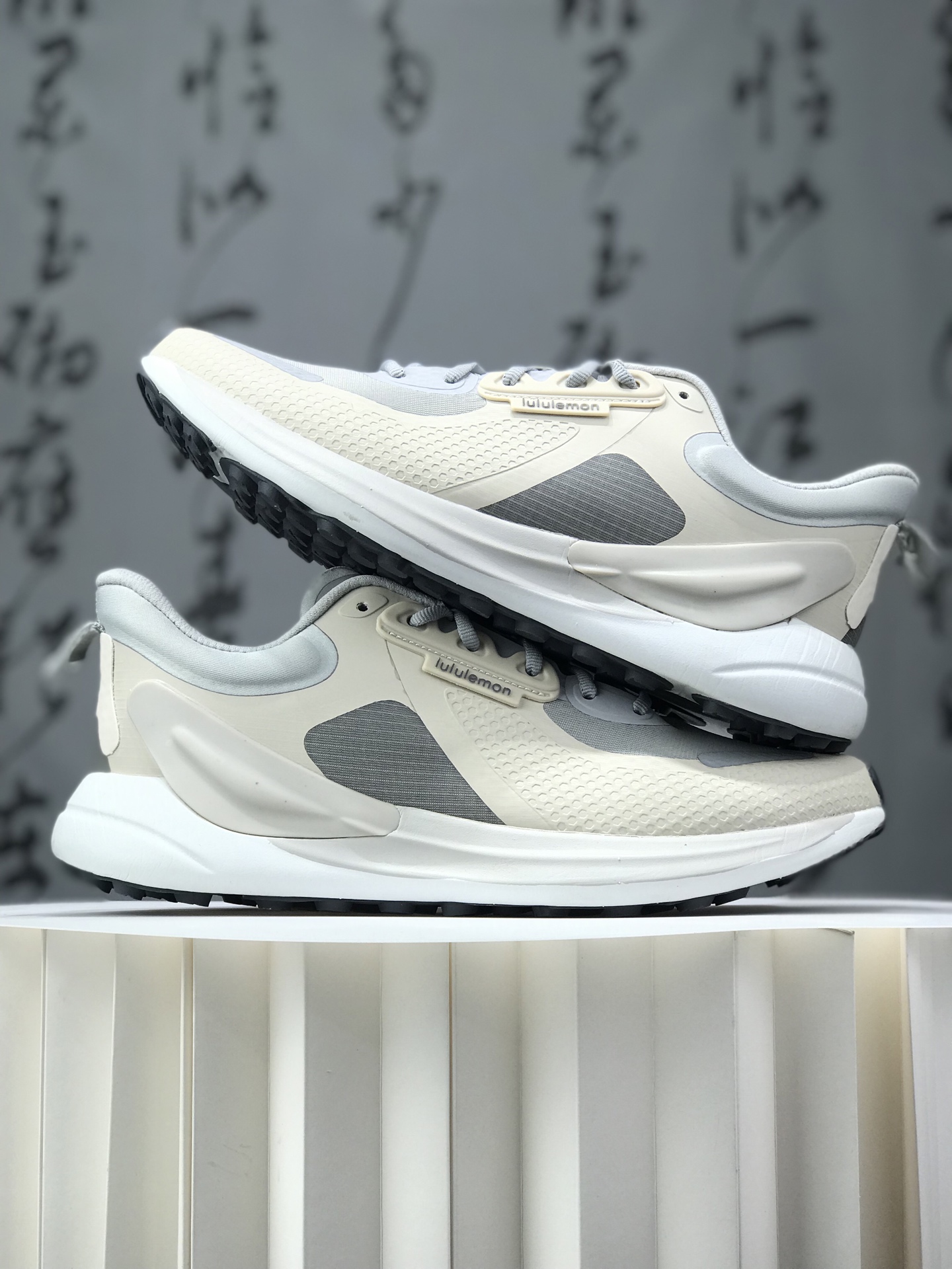 💰290 lululemon Cityverse 露露乐檬极简主义减震耐磨低帮生活休闲鞋 Cityverse将运动性能融入经典休闲鞋中，中底提供出色缓震，并贴合足部曲线，带来全天候的舒适感。鞋面采用两种材质拼接，且前半部分采用热熔压胶处理，无任何缝线，保留了鞋身整体性。模制泡沫的鞋垫带来上乘的脚感，在平日休闲穿着时不会磨脚，也能提供轻质软弹的效果。25年来，lululemon一直秉持“感受为先”的设计理念，并相信更好的感受带来更好的表现。此次男鞋的设计亦是如此。投入多年研究，针对男性在不同运动场景中的脚步形态设计了不同鞋履款式。同时，还进行了生物力学与形态学研究，为“他”带来更好的贴合度和感受。SIZE：36 36.5 37.5 38 38.5 39 40 40.5 41 42 42.5 43 44 45