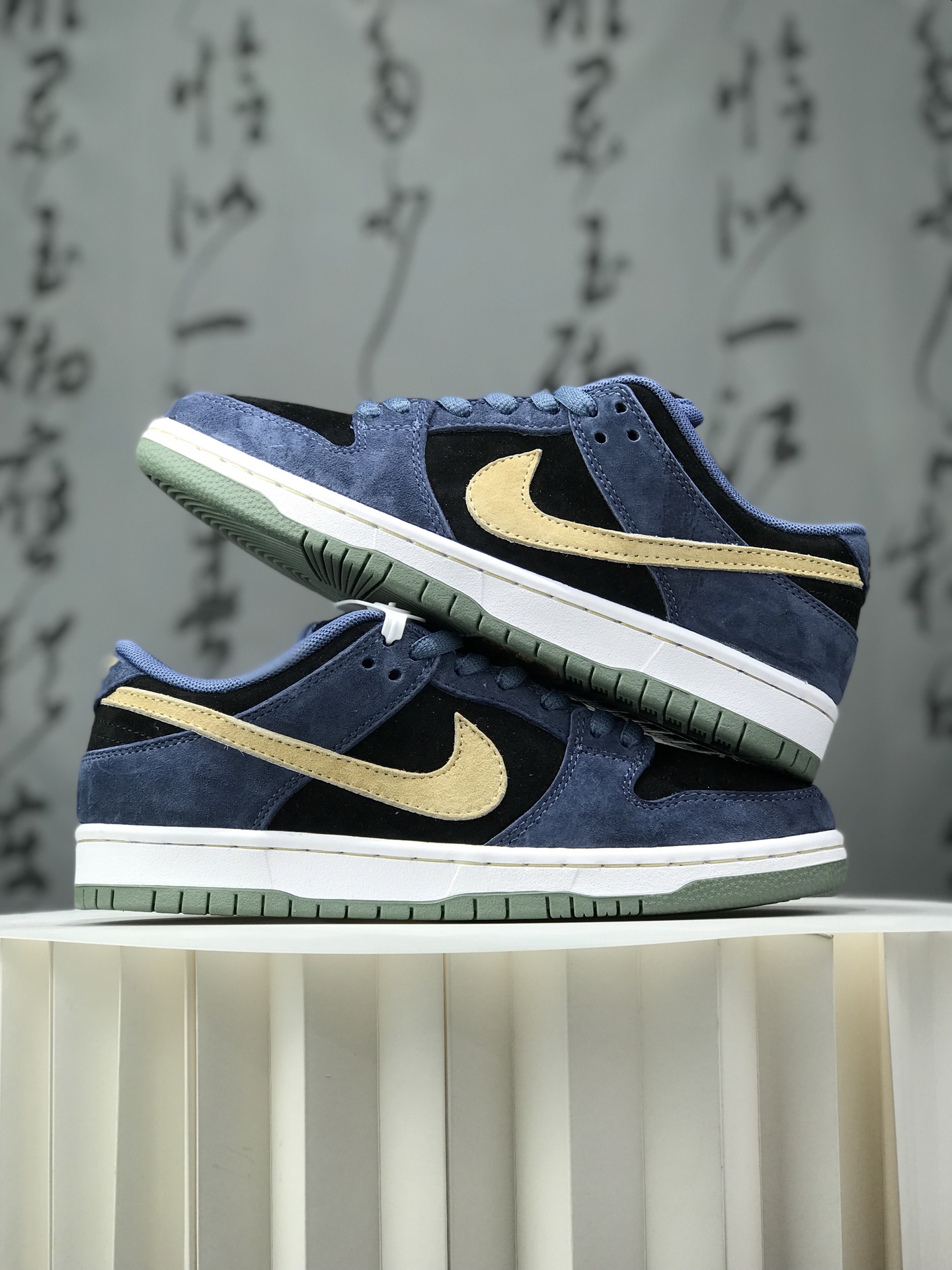 💰320
Nike Dunk SB “Smile” 绒面革 蓝黑
性价比天花板 极力推荐
原装头层材料 独家版型蒸餾加工
帶來的是更好的视觉和脚感体验
大厂纯原品质出货 清洁度 电绣工艺 
皮料切割干净无任何毛边 细节完美
官方货号：HF3063 002
尺码：36 36.5 37.5 38 38.5 39 40 40.5 41 42 42.5 43 44 44.5 45