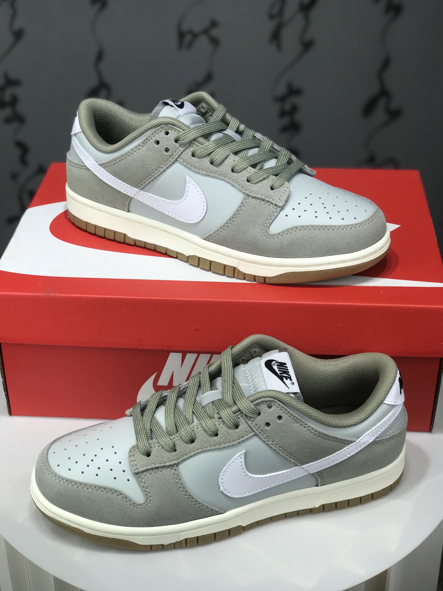 💰290 Dunk Low “Gum Pack” 白绿色 此款以简约大方的造型设计，给人以随性休闲的时尚格调，穿着舒适轻便，运动灵活自如，满足日常个性穿搭。 货号: IB6399-002 Size: 40 40.5 41 42 42.5 43 44 44.5 45 46