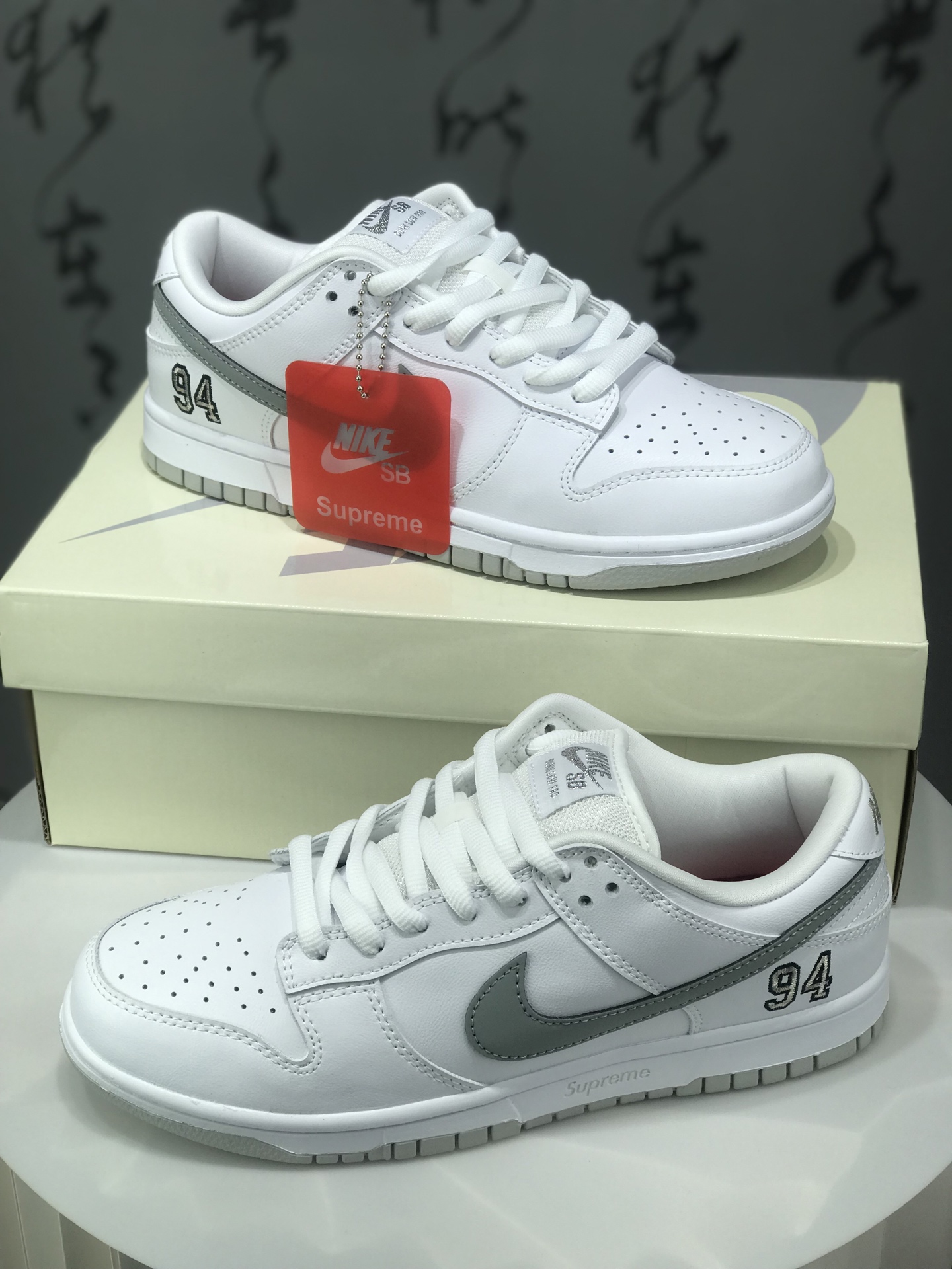 Supreme x Nike Dunk SB Low 白色 此款鞋跟上绣有“94”字样,纪念品牌的创立年份,该品牌的标志性徽标还被蚀刻在了中底的侧壁上.鞋垫沿用了标准的红色表面,每只鞋垫上都有Nike SB标识,并且Supreme的标识横跨左右两只鞋垫. 货号: HQ8487-100