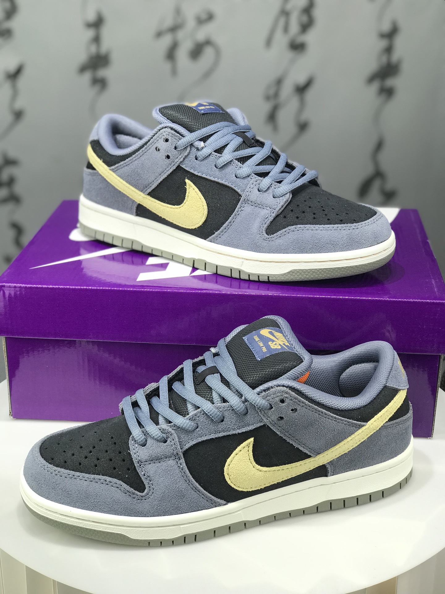 💰380 Nike Dunk SB “Dust Noir” 雾灰蓝 黑蓝 此款以简约大方的造型设计,给人以随性休闲的时尚格调,穿着舒适轻便,运动灵活自如,满足日常个性穿搭。 货号: HF3063-002 Size: 40 40.5 41 42 42.5 43 44 44.5 45 45.5 46