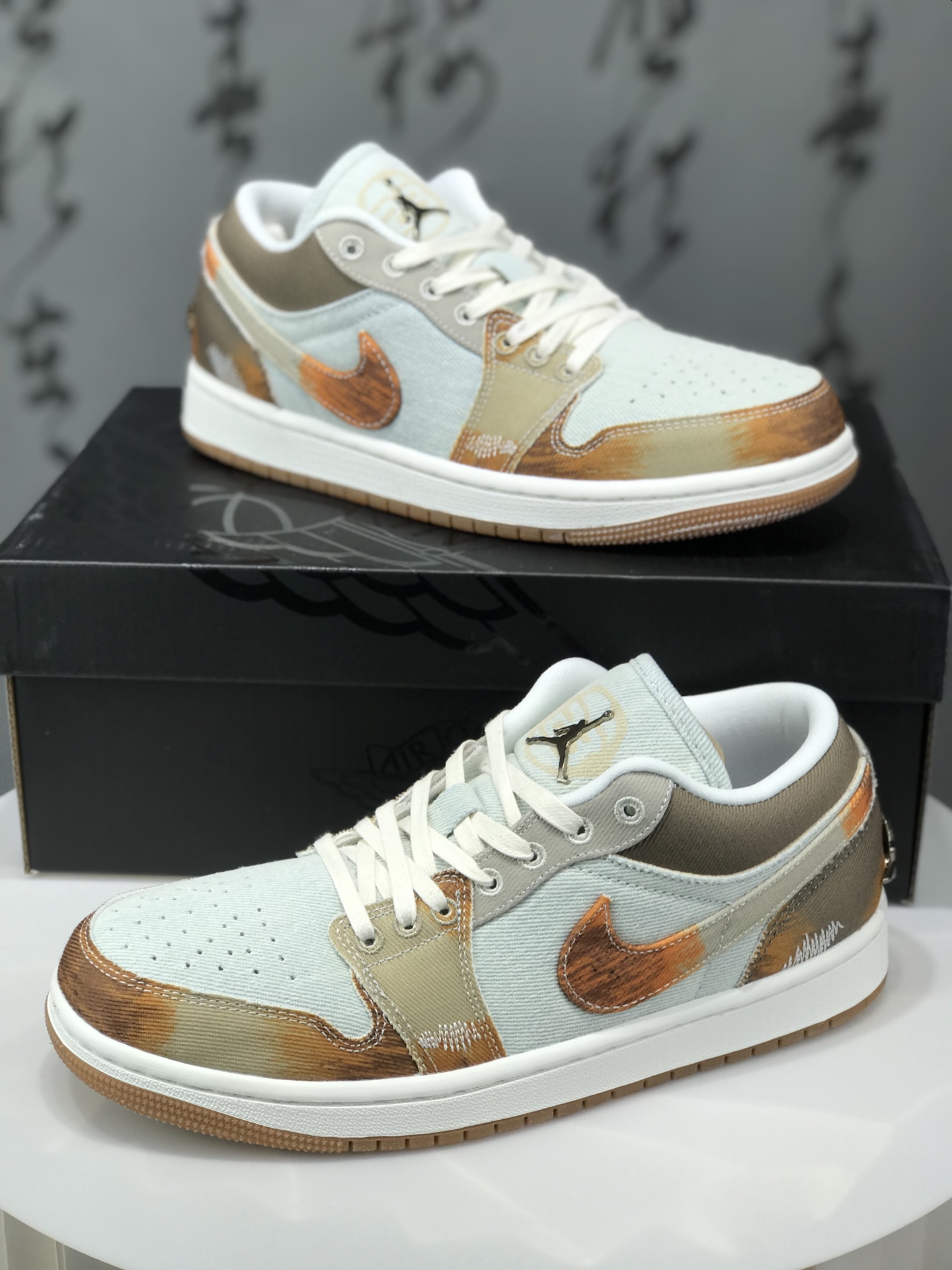 💰290
Air Jordan 1 Low SE ”Multi-Color Distressed“ AJ1 乔1做旧复古喷墨 低帮文化休闲板鞋 IM6664-991
#采用毛边帆布面板与做旧细节,营造出自然磨损的复古质感。棕、橙、灰等大地色调的覆面与泼墨般的斑驳印记形成鲜明对比,赋予球鞋粗犷的街头风格。
尺码:36 36.5 37.5 38 38.5 39 40 40.5 41 42 42.5 43 44 44.5 45 46