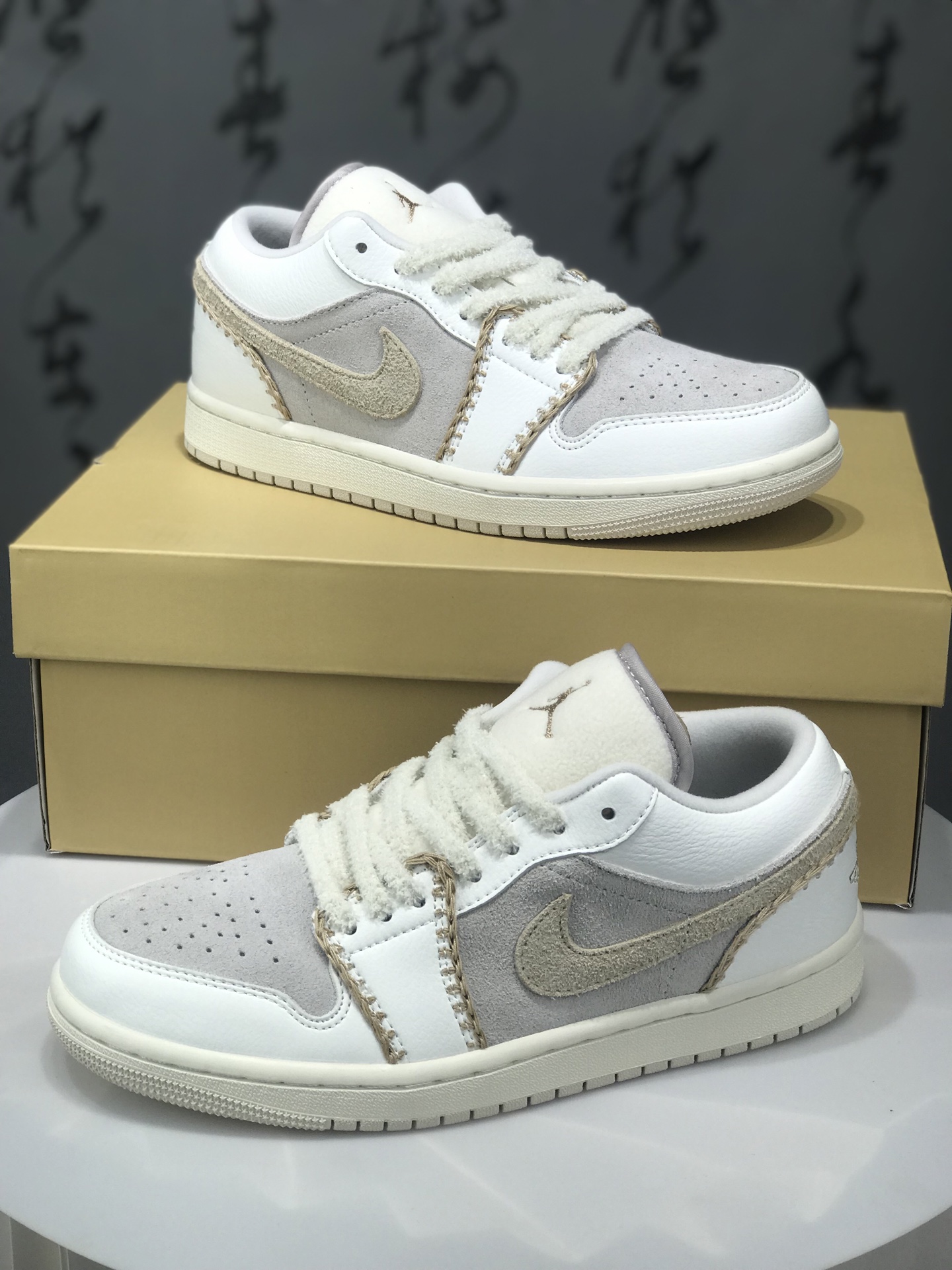 Air Jordan 1 Low AJ1 乔1米白棕 低帮休闲板鞋 HV4268-120 #米白与浅棕温柔碰撞,质感绝了~鞋面拼接设计很有细节感,简约又不失层次.不管是搭配裙装走甜妹风,还是配休闲裤打造随性范儿,都超合适,上脚瞬间解锁清新穿搭~