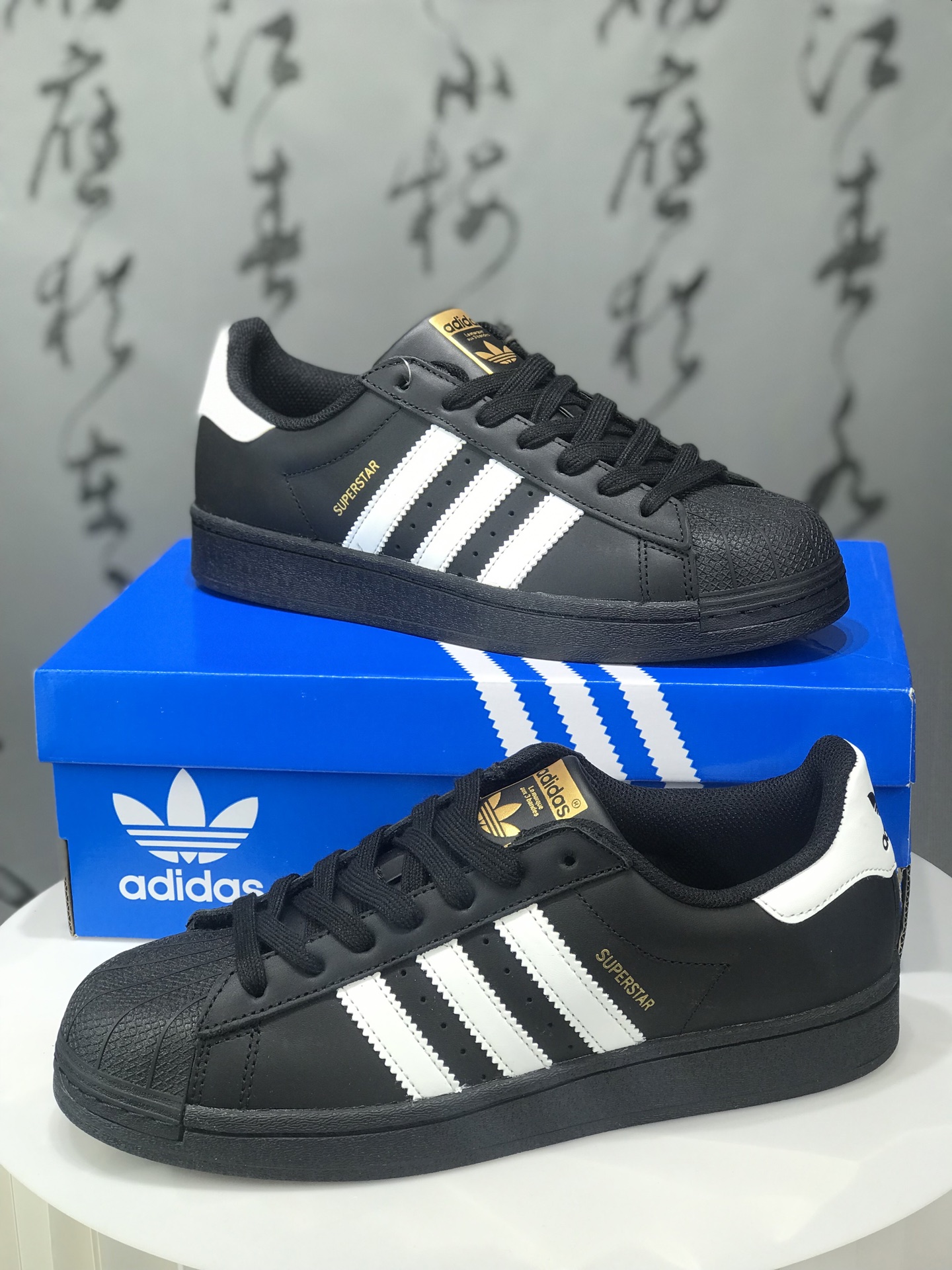 纯原💰240 AD Originals Superstar 经典贝壳头休闲板鞋 黑白 EG4959 俄罗斯出口外贸订单 产量过剩流放市场 市面最完美的贝壳头版型 2024全新细节 注意区分旧版 随意对比市面 知名大厂出品 正常个位数利润的单价 百分百全新货品 零氧化发霉 给足利润空间操作 独家控货 平台正单 全套原纸板楦头开发 每道工序同步公司流程 确保原汁原味 完美呈现原鞋版型 原厂高频磨具加持 精准内部资源对接 Logo字体百分百还原 全鞋电脑针车 Logo针车间距针数原版一致 皮料切割冲裁零瑕疵 原鞋一致含胶量超耐磨大底 大几率过验 不对比市面只对比原鞋 只服务最高端市场 诞生于1969年 是第一双将全皮面鞋 身与橡胶鞋头结合在一起的低帮篮球鞋 Superstar最开始 是作为高帮篮球鞋Pro Model的低帮版本而出现的 但因为其独特和醒目的橡胶鞋头造型而让大家熟知 被大家形象地称为”shelltoe“贝壳头 在70年代的美国职业篮球场上 接近3/4的NBA球员都将这双Superstar作为场上用鞋 80年代之后 经过不断的改良和发展 Superstar逐渐成为横跨时装、音乐、街头文化、休闲和运动等各大领域的时尚潮鞋 尺码：36 36.5 37 38 38.5 39 40 40.5 41 42 42.5 43 44 44.5 45