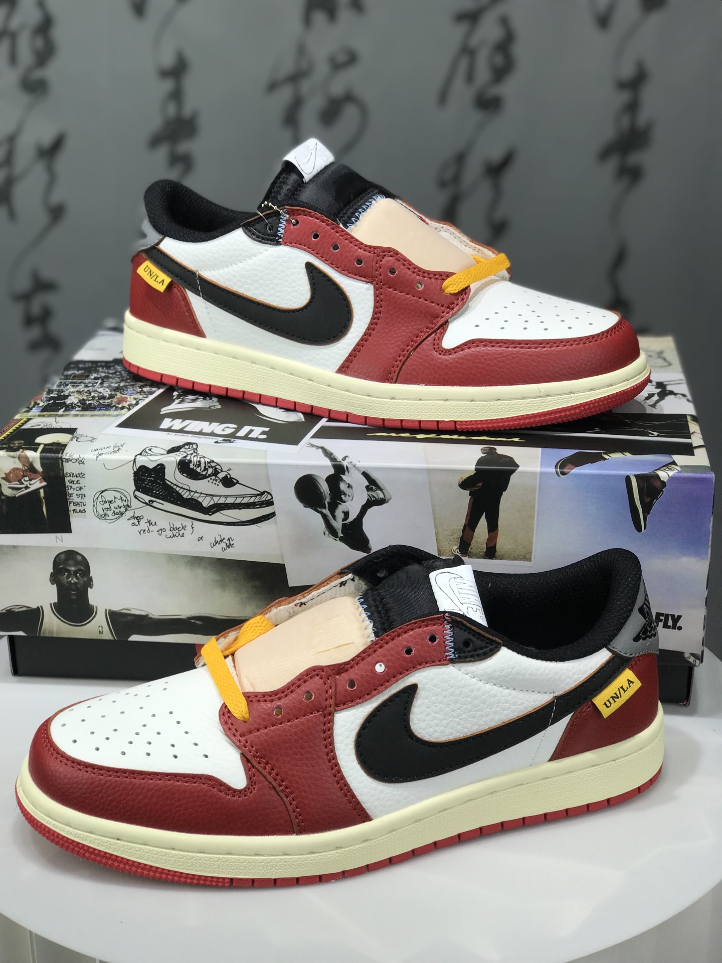 Fragment Design x Union x Jordan Air Jordan 1 Retro High Og Nrg 三方联名款 牛皮 舒适 防滑 高帮 复古篮球鞋 男女同款 Air Jordan 1于1985年推出,是耐克第一双以乔丹名字命名的篮球鞋,正是这双鞋,开启了一个时代.Air Jordan 1外形的灵感来自于在当年风靡一时的AirForce 1,同时降低中底厚度,减轻重量,增加贴地感,并采用了后掌Air Sole气垫和最经典的飞翼Logo来自于当时的Nike创意总监Peter Moore. 货号:HV8566-600