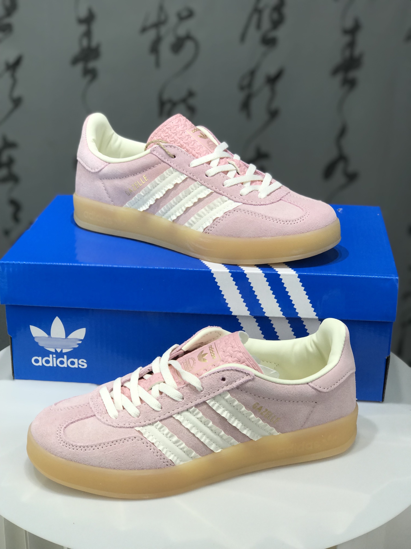 💰260 AD Gazelle Indoor Trainers 羚羊内训系列低帮复古百搭休闲运动德训风板鞋 JS1413 90年代经典的复刻版！自60年代以足球训练鞋面世以来,Gazelle就以其经典设计席卷全球。1991年版本的复刻,再造经典Gazelle。采用皮革打造,搭配浊色细节,让这款经典更加简约。尺码：36 36⅔ 37⅓ 38 38⅔ 39⅓ 40 40⅔ 41⅓ 42 42⅔ 43⅓ 44⅓ 44⅔ 45