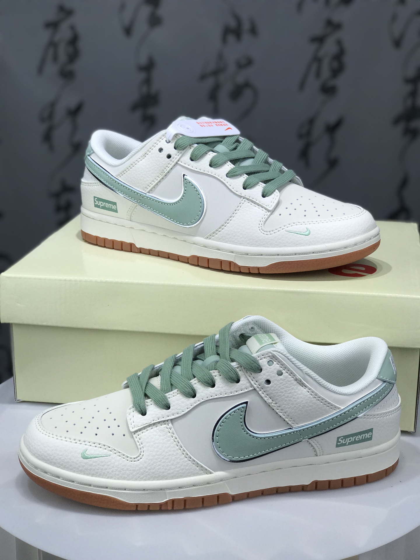 💰290
#公司级 Supreme x Nk SB Dunk Low 定制配色Supreme联名 Dunk系列复古低帮休闲百搭板鞋 XF8698-089
定制鞋盒 大厂流水作业生产 超高清洁度 皮料切割干净无任何毛边 细节完美 
尺码：36 36.5 37.5 38 38.5 39 40 40.5 41 42 42.5 43 44 44.5 45