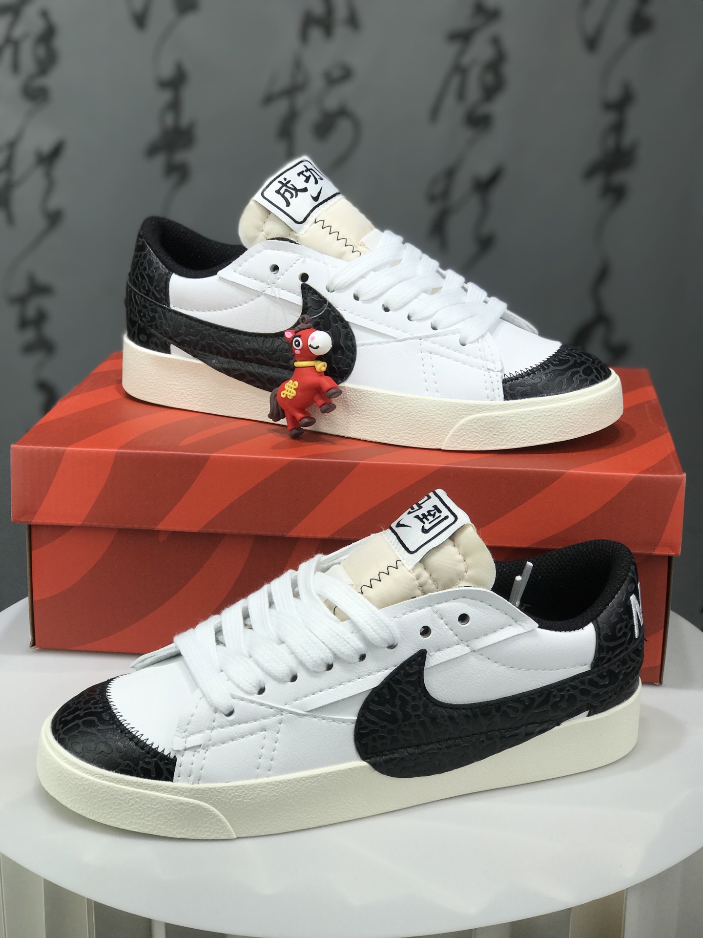 💰240 Nike Blazer Low ‘77 Jumbo 马年限定 全新焕新升级经典 Blazer 鞋款，大号 Swoosh 突出新时代更加张扬的潮流感，对经典的又一次改良升级。大号 Swoosh 设计结合宽大鞋带，符合当下潮流意趣，橡胶外底融入凸起人字形底纹增添几分户外感觉 货号:DQ1470-140 尺码:36 36.5 37.5 38 38.5 39 40 40.5 41 42 42.5 43 44 44.5 45
