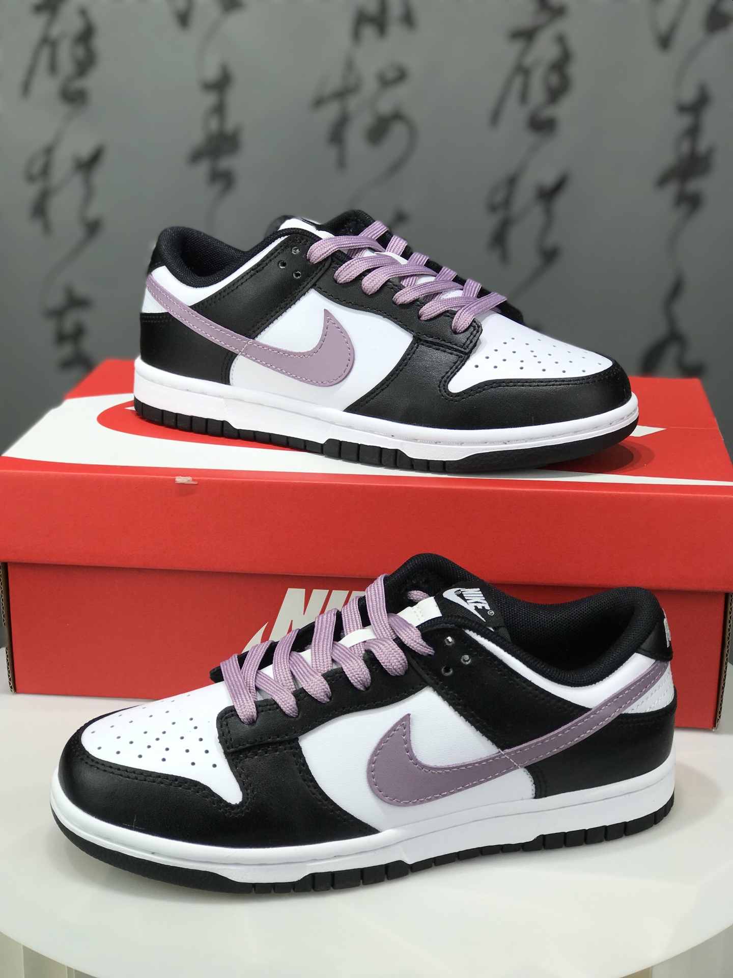 💰290 Nike Dunk Low 香芋浪漫 黑白紫 当街头风邂逅香芋紫的温柔,以经典黑白为画布,主调是宛如香芋牛奶般的灰紫色,侧身Swoosh如月光丝带,营造出细腻的渐变层次,自带高级滤镜。无论是搭配裙装的温柔,还是搭配牛仔裤的随性,它都能轻松驾驭,成为你日常穿搭的点睛之笔。 货号: DD1391-100 Size: 35.5 36 36.5 37.5 38 38.5 39 40