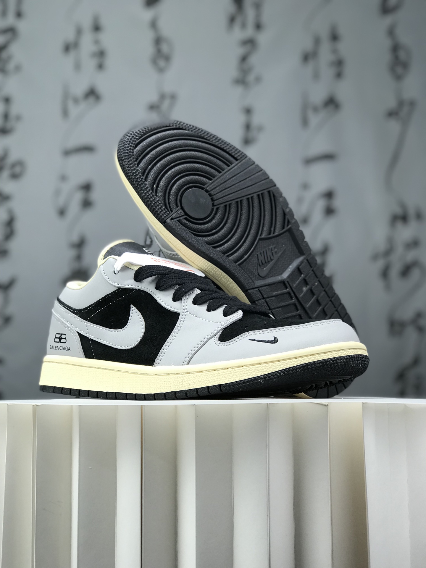 福利特价💰238
Aj1/ dunk 低帮板鞋
官方同步新色 原装级产物
拒绝公底 立体鞋型 细节完美 高清洁度 
购置公司同步原材料 原汁原味 忠于原版
货号：XX2412 012
码数：36 36.5 37.5 38 38.5 39 40 40.5 41 42 42.5 43 44 44.5 45