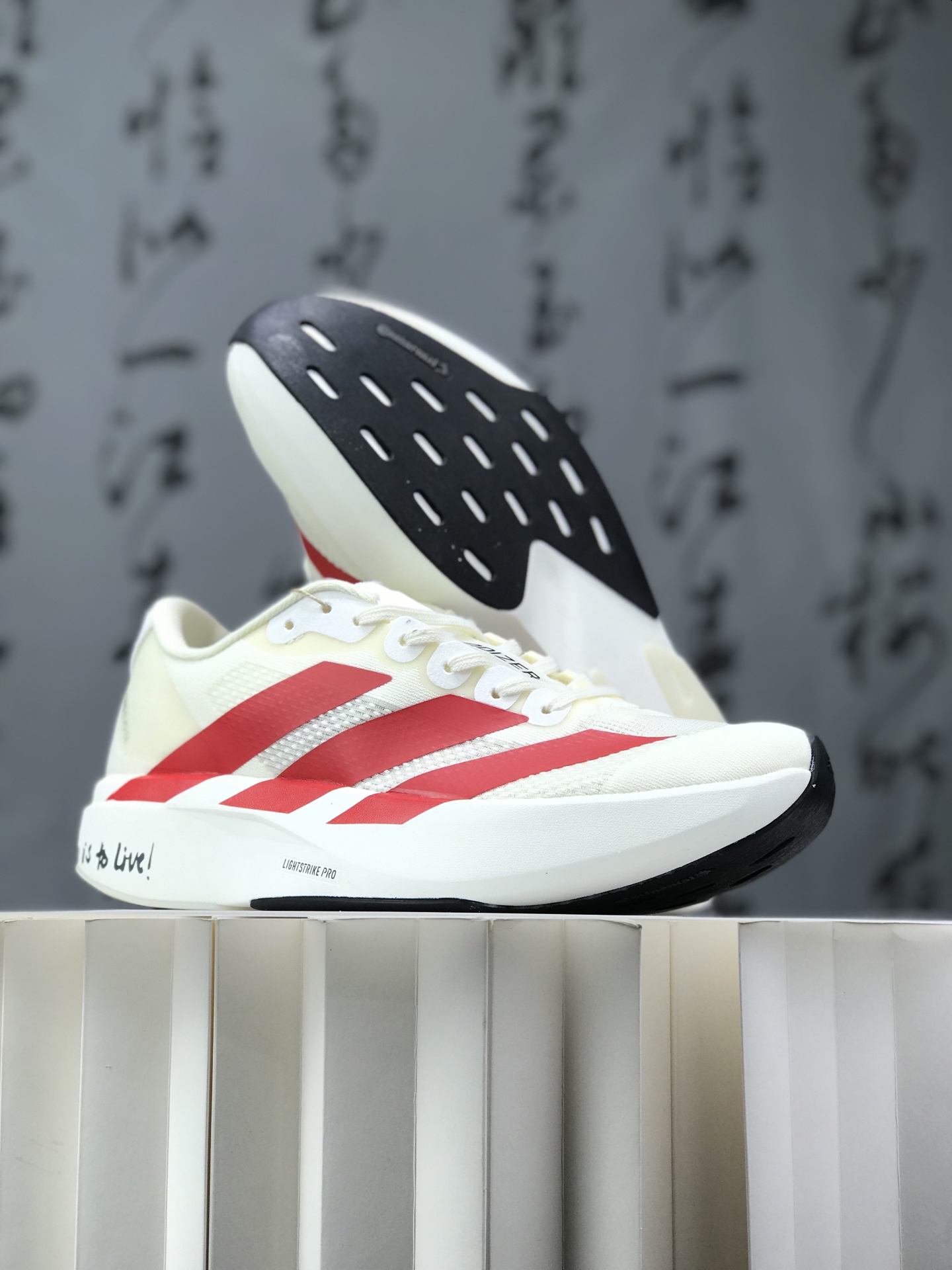 纯原 #纯原 AD Adizero Eva SL M 零度进化版系列低帮轻便透气竞速休闲运动慢跑鞋!极简设计语言与强烈速度感和存在感的鞋侧三线,让人过目不忘,特别种草!其中定位于中长跑训练的 adidas Adizero Evo SL,整体外观造型与 adiZero Adios Pro EVO 1 非常相似.中底配置方面搭载全掌 Lightstrike Pro,鞋面采用透气网面示人,契合日常训练鞋的定位,更加耐用.外底给到了马牌橡胶,及类似上代竞速旗舰 adidas Adizero Adios Pro 3 区域分布. 2⁄3 371⁄3 38 382⁄3 391⁄3 40 402⁄3 411⁄3 42 422⁄3 431⁄3 44 442⁄3 451⁄3 461⁄3