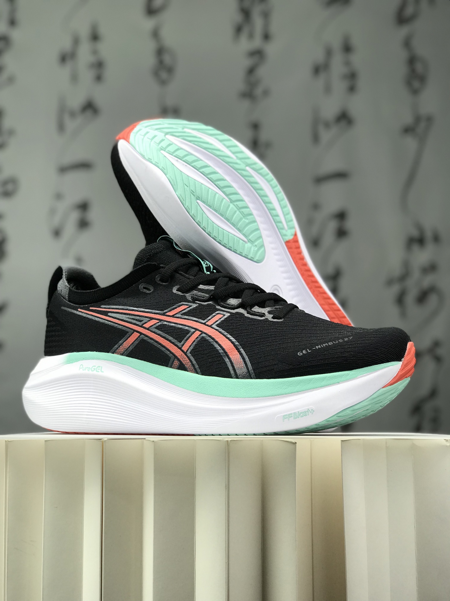 纯原💰290 Asics Gel-Nimbus 27 舒适防滑耐磨低帮休闲跑步鞋 鞋底采用了轻质发泡材料 并在后跟和前掌处采用了ASICS亚瑟士核心科技-GEL缓震胶 赋予鞋款强大的缓冲性能 提供了更柔软舒适的穿着体验 而在原有设计的启发之上 此次鞋款采用更贴合当今潮流趋势的材料和创新技术 展现出纽约充满活力的都市精神 尺码:36 37 37.5 38 39 39.5 40.5 41.5 42 42.5 43.5 44 45 46