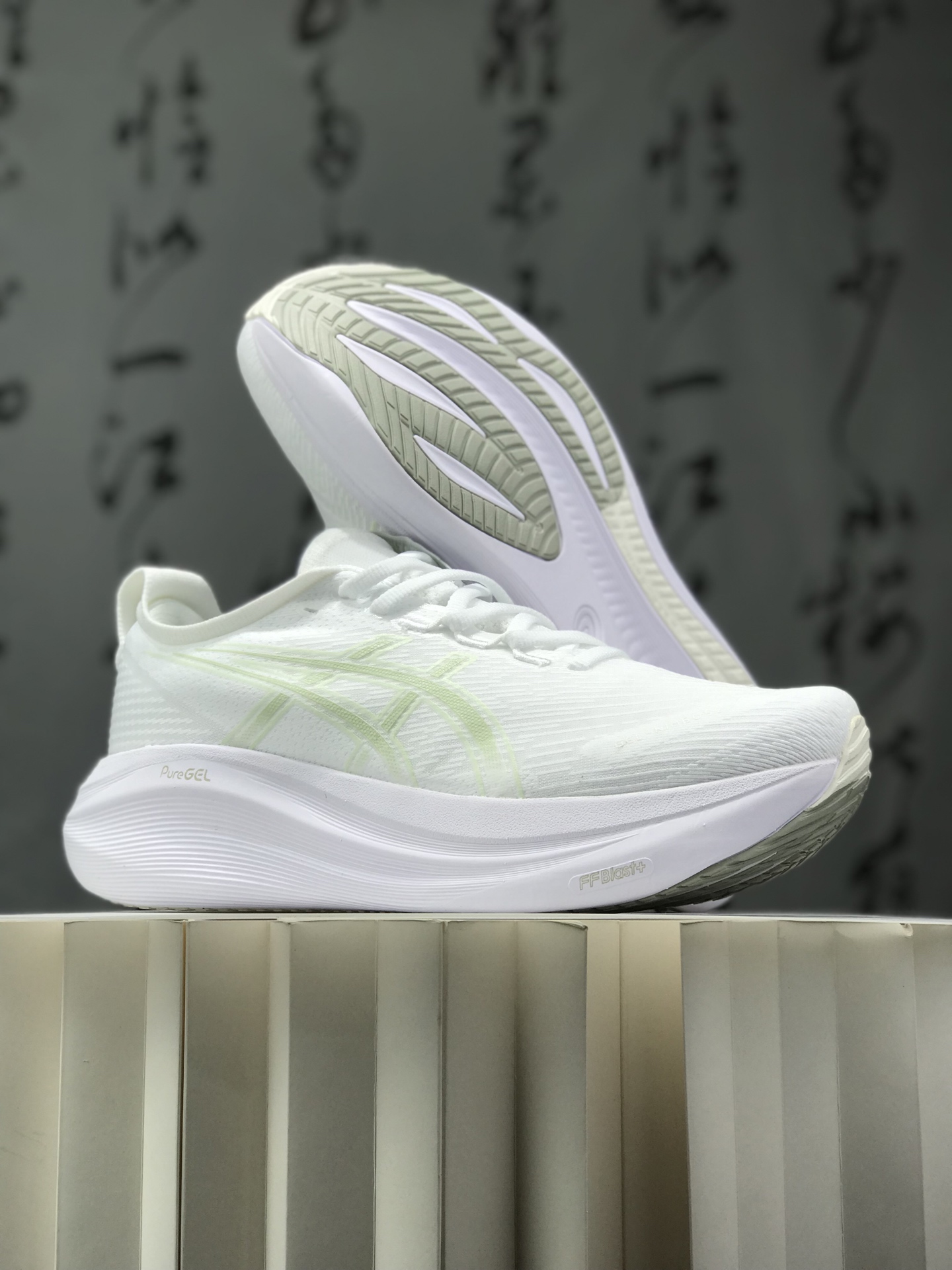 纯原💰290 Asics Gel-Nimbus 27 舒适防滑耐磨低帮休闲跑步鞋 鞋底采用了轻质发泡材料 并在后跟和前掌处采用了ASICS亚瑟士核心科技-GEL缓震胶 赋予鞋款强大的缓冲性能 提供了更柔软舒适的穿着体验 而在原有设计的启发之上 此次鞋款采用更贴合当今潮流趋势的材料和创新技术 展现出纽约充满活力的都市精神 尺码:36 37 37.5 38 39 39.5 40.5 41.5 42 42.5 43.5 44 45 46