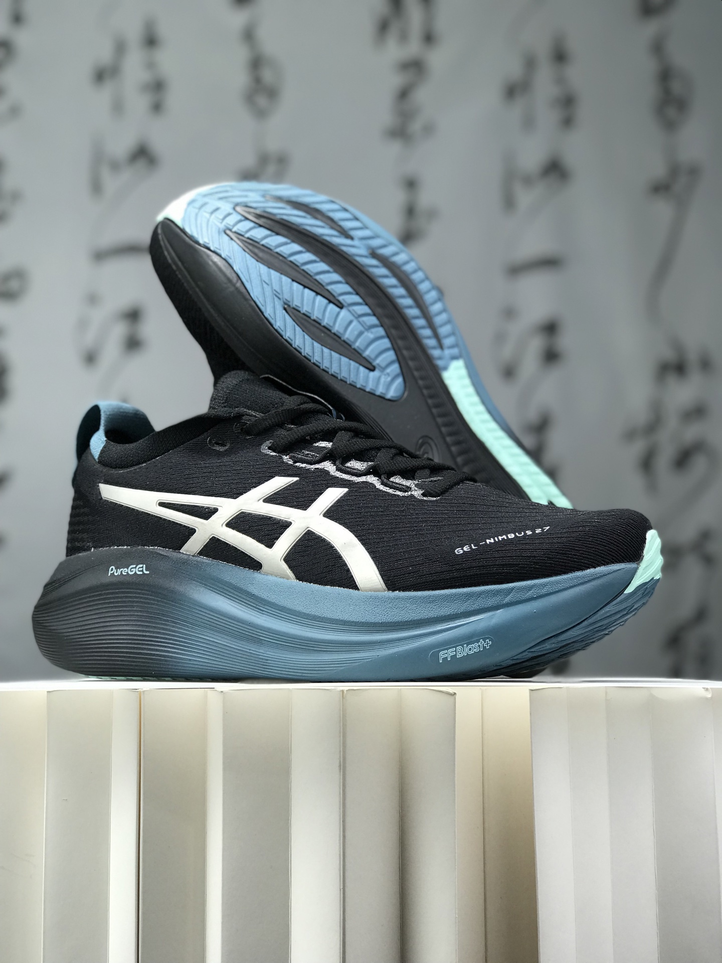 纯原💰290 Asics Gel-Nimbus 27 舒适防滑耐磨低帮休闲跑步鞋 鞋底采用了轻质发泡材料 并在后跟和前掌处采用了ASICS亚瑟士核心科技-GEL缓震胶 赋予鞋款强大的缓冲性能 提供了更柔软舒适的穿着体验 而在原有设计的启发之上 此次鞋款采用更贴合当今潮流趋势的材料和创新技术 展现出纽约充满活力的都市精神 尺码:36 37 37.5 38 39 39.5 40.5 41.5 42 42.5 43.5 44 45 46