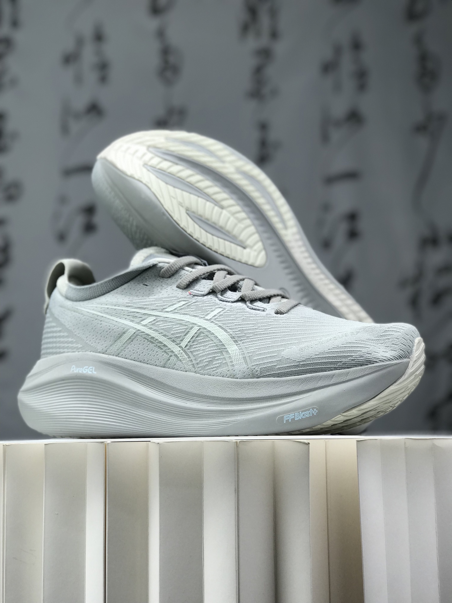 纯原💰290 Asics Gel-Nimbus 27 舒适防滑耐磨低帮休闲跑步鞋 鞋底采用了轻质发泡材料 并在后跟和前掌处采用了ASICS亚瑟士核心科技-GEL缓震胶 赋予鞋款强大的缓冲性能 提供了更柔软舒适的穿着体验 而在原有设计的启发之上 此次鞋款采用更贴合当今潮流趋势的材料和创新技术 展现出纽约充满活力的都市精神 尺码:36 37 37.5 38 39 39.5 40.5 41.5 42 42.5 43.5 44 45 46