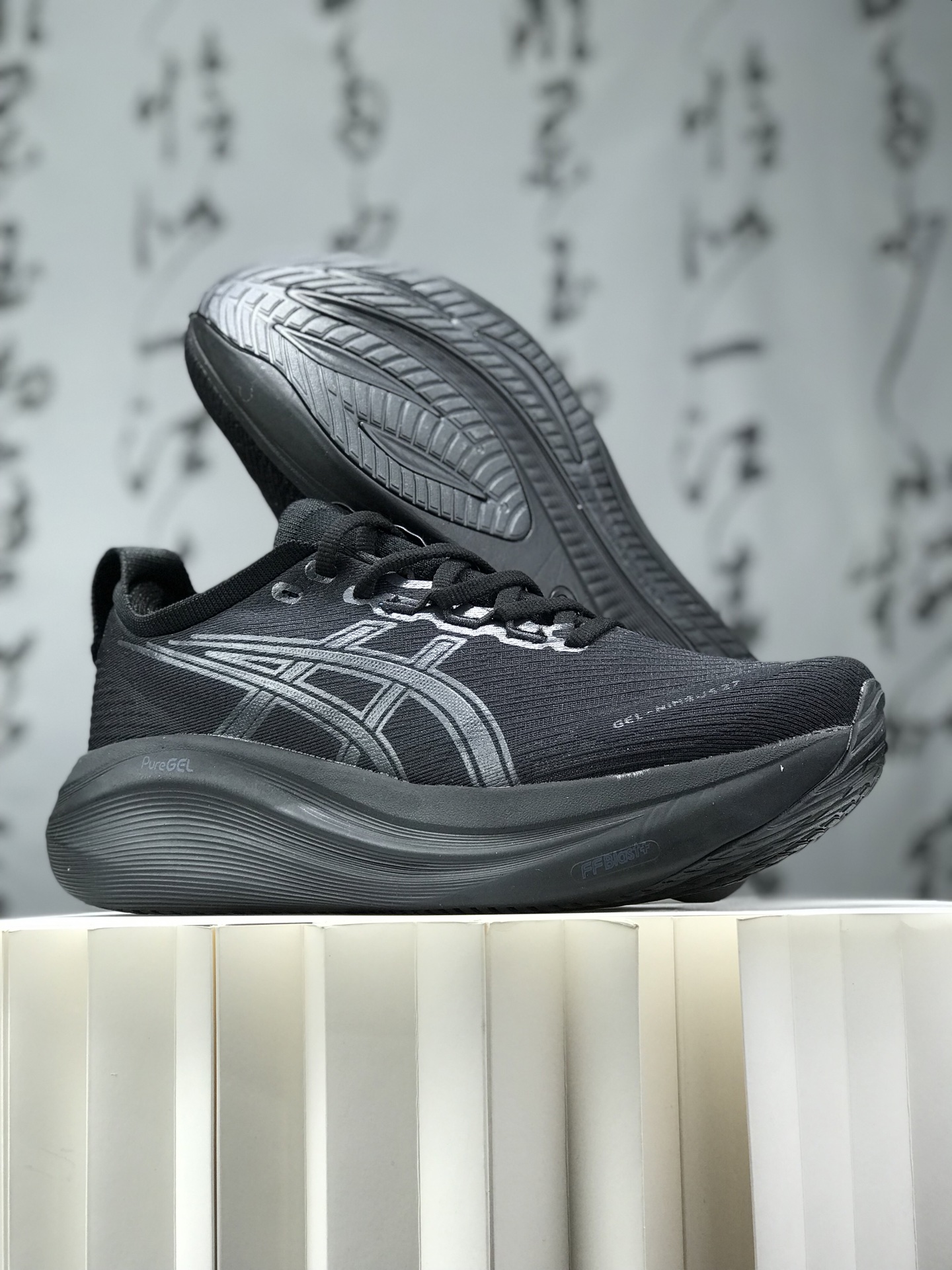 纯原💰290 Asics Gel-Nimbus 27 舒适防滑耐磨低帮休闲跑步鞋 鞋底采用了轻质发泡材料 并在后跟和前掌处采用了ASICS亚瑟士核心科技-GEL缓震胶 赋予鞋款强大的缓冲性能 提供了更柔软舒适的穿着体验 而在原有设计的启发之上 此次鞋款采用更贴合当今潮流趋势的材料和创新技术 展现出纽约充满活力的都市精神 尺码:36 37 37.5 38 39 39.5 40.5 41.5 42 42.5 43.5 44 45 46