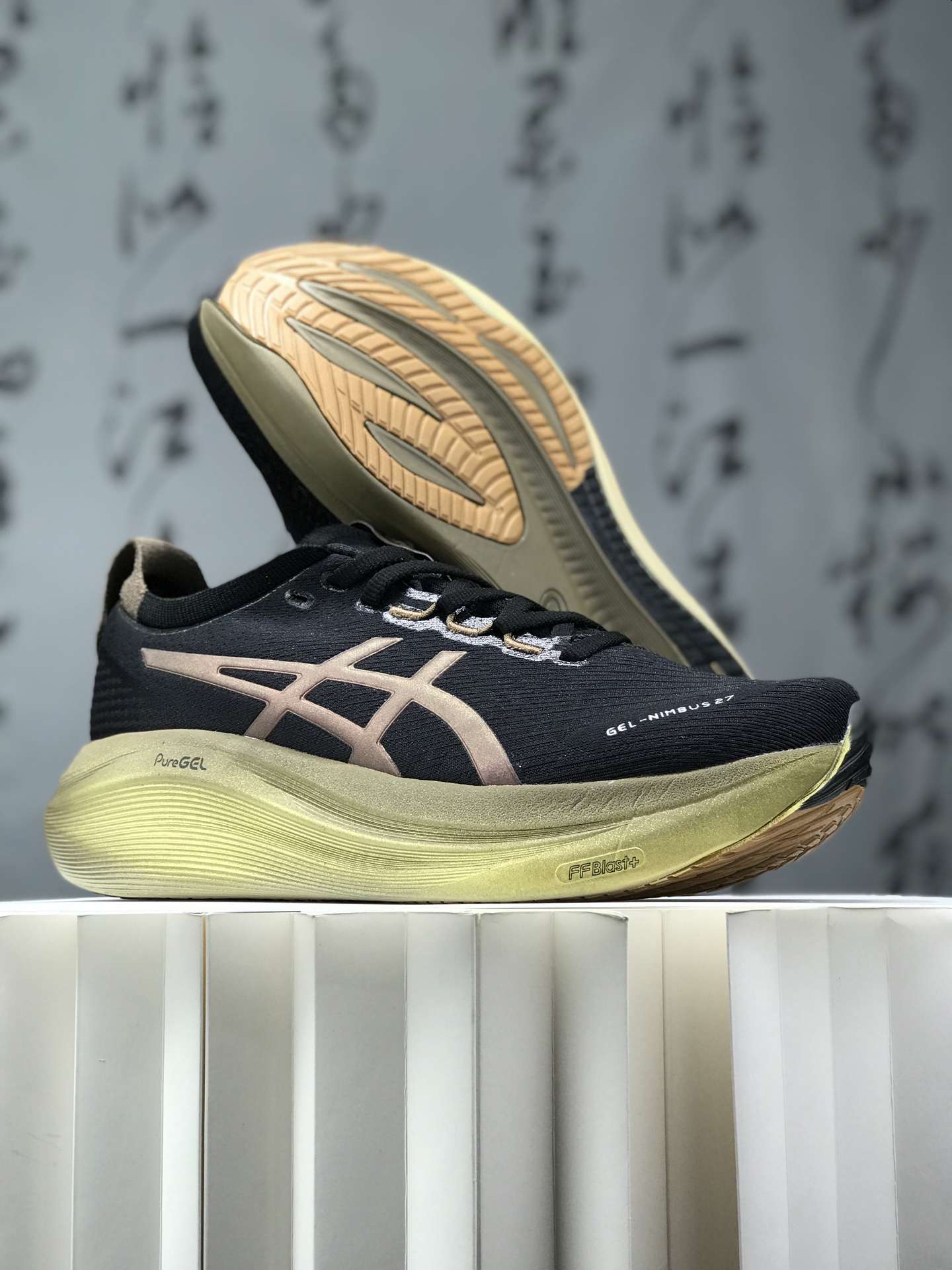 纯原💰290 Asics Gel-Nimbus 27 舒适防滑耐磨低帮休闲跑步鞋 鞋底采用了轻质发泡材料 并在后跟和前掌处采用了ASICS亚瑟士核心科技-GEL缓震胶 赋予鞋款强大的缓冲性能 提供了更柔软舒适的穿着体验 而在原有设计的启发之上 此次鞋款采用更贴合当今潮流趋势的材料和创新技术 展现出纽约充满活力的都市精神 尺码:36 37 37.5 38 39 39.5 40.5 41.5 42 42.5 43.5 44 45 46