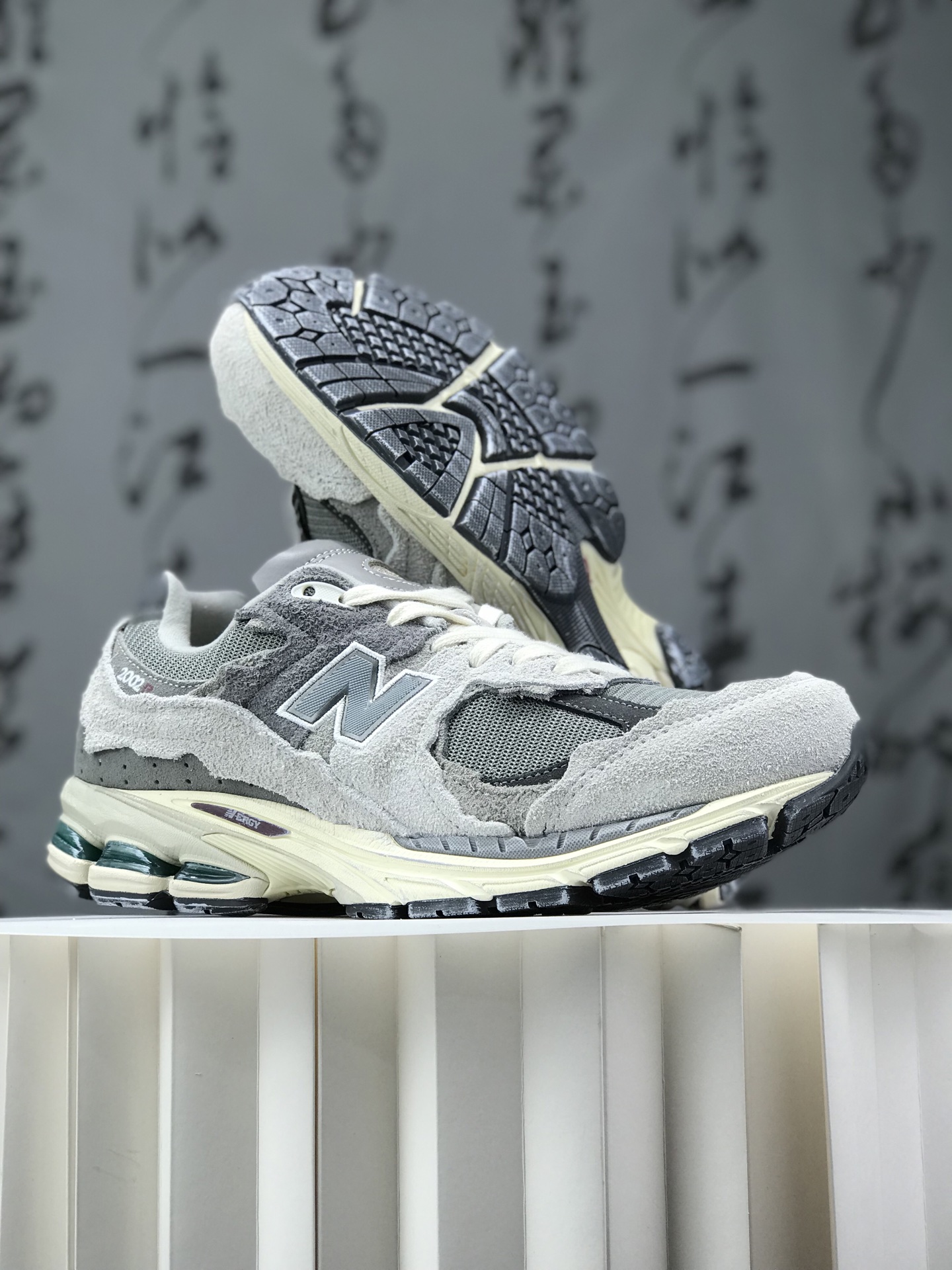 双十二特价💰268
 New Balance ML2002 新百伦潮流复古织物皮革减震防滑耐磨轻便低帮跑步鞋 灰碳色 基于市场现有版本全新升级调整 NB市场最强产物 全套原楦原纸板原厂数据开发 全鞋电脑针车加持 原厂网布 原装进口头层翻毛皮料正确绒感卡色 正确中底拉帮中底网布细节 一比一手工擦旧效果 冲裁组合 匠心打造 耗时两个月开发完成 工艺极其复杂难度可想而知 新开独立私模大底 全网唯一正确做旧组合大底 高端零售专供产物 尺码：36 37 37.5 38 38.5 39.5 40 40.5 41.5 42 42.5 43 44 44.5 45 45.5 46.5 47