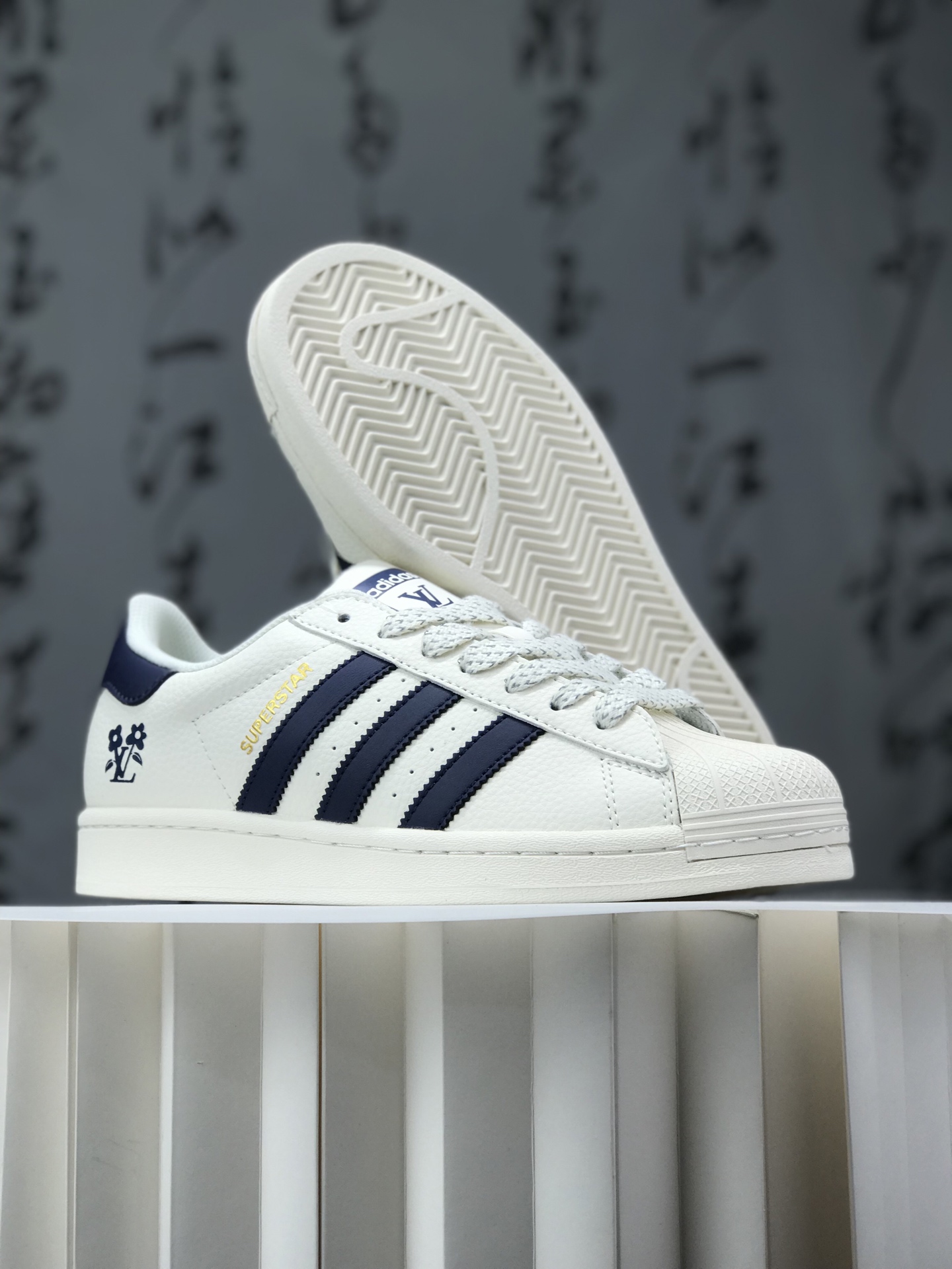 福利特价💰235
海外爆款限量发售！高端定制  三叶草 Originals Superstar贝壳头系列“supreme联名“——灰银星河”低帮经典百搭休闲运动板鞋原装头层材料 用料绝不含糊 独家版型蒸餾加工帶來的是更好的视觉和脚感体验 清洁度 电绣工艺 皮料切割干净无任何毛边 细节完美
尺码:36 36.5 37 38 38.5 39 40 40.5 41 42 42.5 43 44 44.5 45