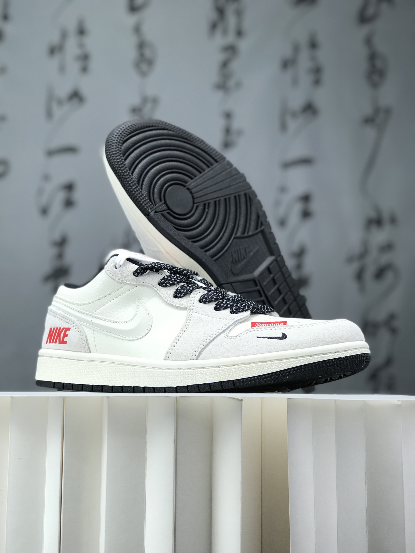 福利特价💰238
限量发售！ AIR JORDAN 1 LOW AJ1乔1低帮休闲板鞋，个性的设计风格以及品牌的经典元素 使其成为一双具有独特身份和价值的鞋子 清新而立体的外观加上联名标识更突出了其独特身份 这种配色方案显示出活力和时尚感 在视觉上引人注目  鞋身的质感和细腻的细节处理使其显得高端而格调十足  这款联名是设计与创意完美结合  融合多方的个性风格是一款备受瞩目的潮流鞋款  低帮休闲板鞋 定制鞋盒 大厂纯原品质出货 超高清洁度 皮料切割干净无任何毛边 细节完美 
 Size:36 36.5 37.5 38 38.5 39 40 40.5 41 42 42.5 43 44 44.5 45