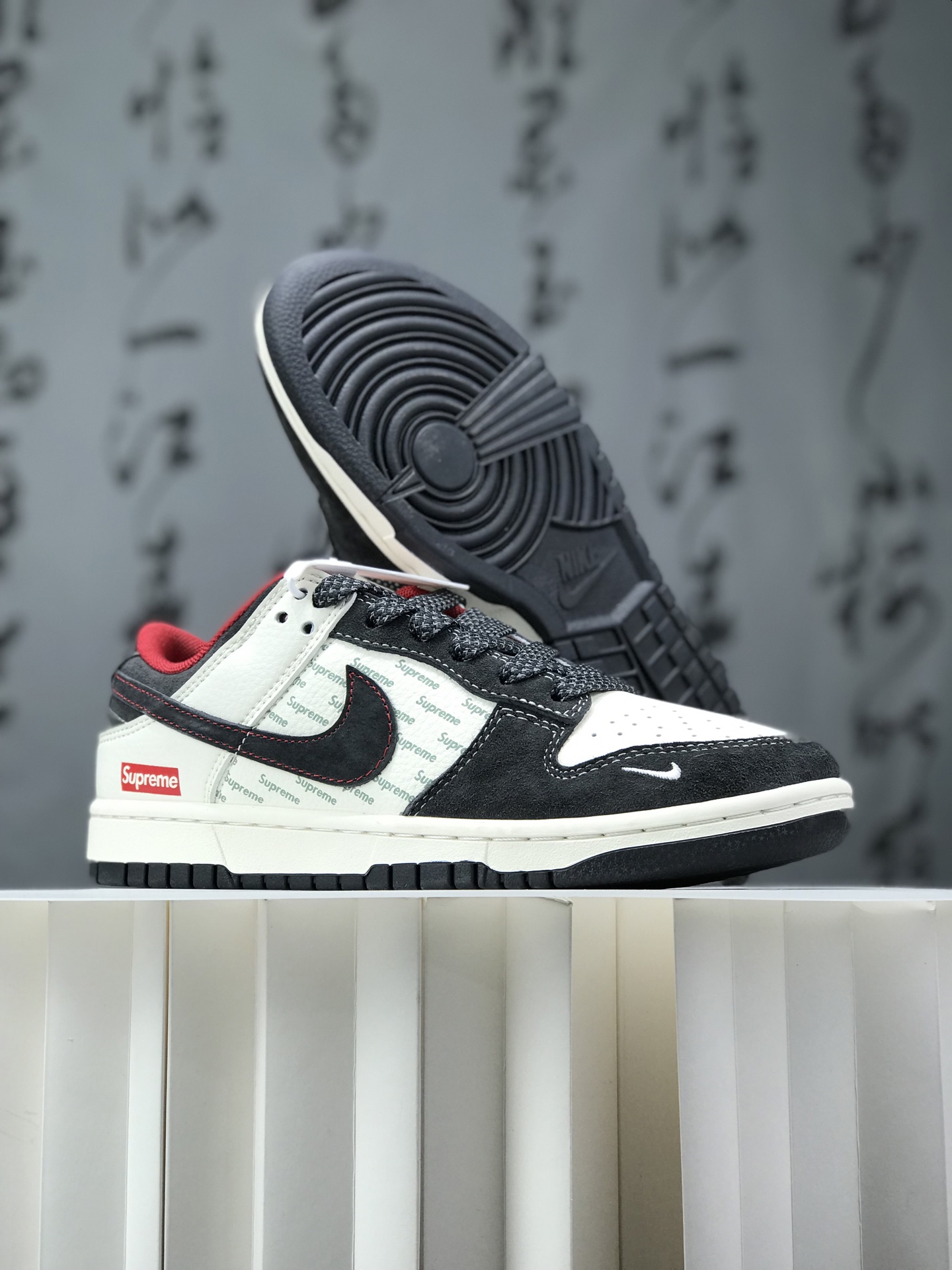 福利特价💰238
限量发售！ AIR JORDAN 1 LOW AJ1乔1低帮休闲板鞋，个性的设计风格以及品牌的经典元素 使其成为一双具有独特身份和价值的鞋子 清新而立体的外观加上联名标识更突出了其独特身份 这种配色方案显示出活力和时尚感 在视觉上引人注目  鞋身的质感和细腻的细节处理使其显得高端而格调十足  这款联名是设计与创意完美结合  融合多方的个性风格是一款备受瞩目的潮流鞋款  低帮休闲板鞋 定制鞋盒 大厂纯原品质出货 超高清洁度 皮料切割干净无任何毛边 细节完美 
 Size:36 36.5 37.5 38 38.5 39 40 40.5 41 42 42.5 43 44 44.5 45