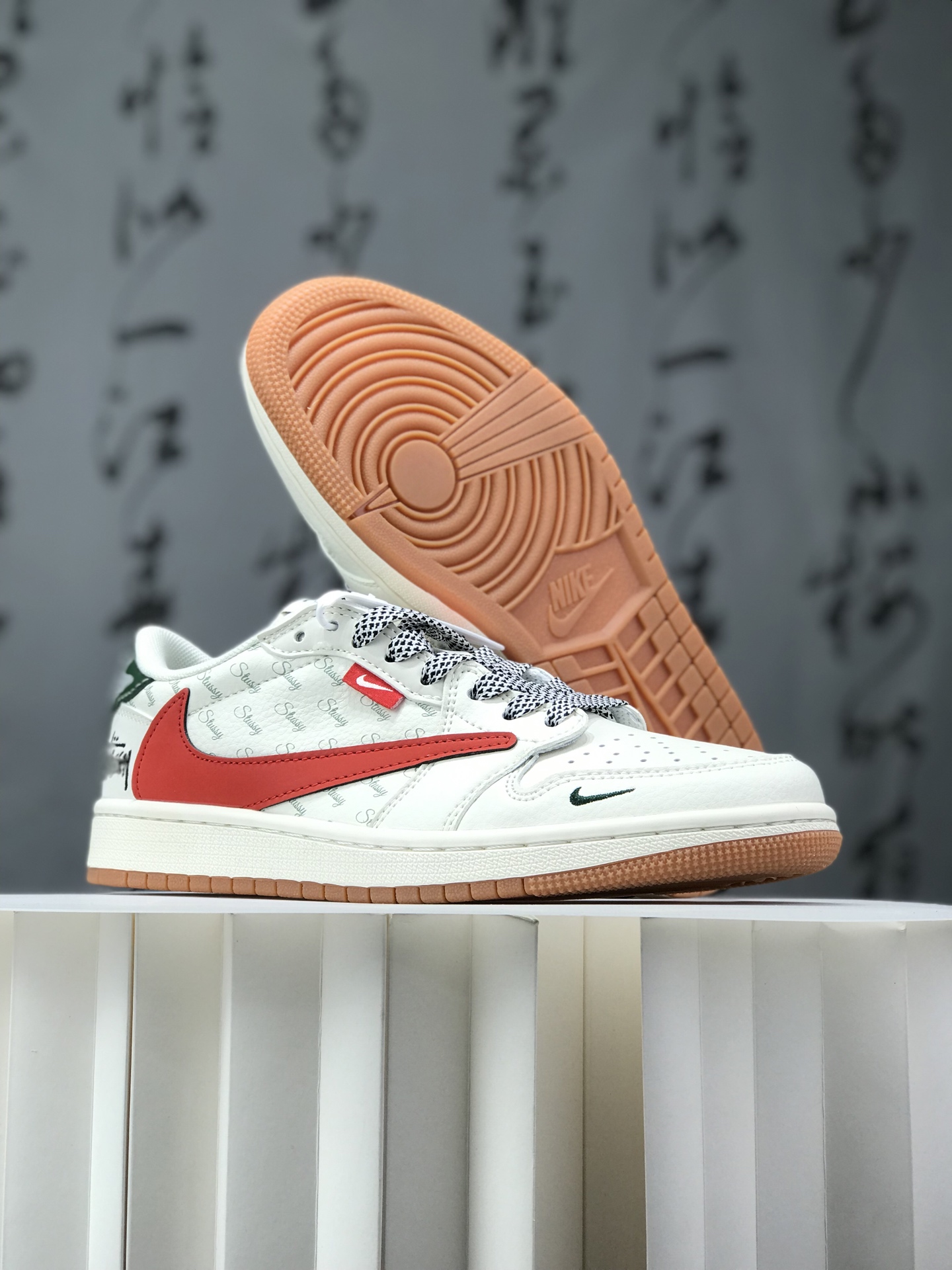 福利特价💰238
限量发售！ AIR JORDAN 1 LOW AJ1乔1低帮休闲板鞋，个性的设计风格以及品牌的经典元素 使其成为一双具有独特身份和价值的鞋子 清新而立体的外观加上联名标识更突出了其独特身份 这种配色方案显示出活力和时尚感 在视觉上引人注目  鞋身的质感和细腻的细节处理使其显得高端而格调十足  这款联名是设计与创意完美结合  融合多方的个性风格是一款备受瞩目的潮流鞋款  低帮休闲板鞋 定制鞋盒 大厂纯原品质出货 超高清洁度 皮料切割干净无任何毛边 细节完美 
 Size:36 36.5 37.5 38 38.5 39 40 40.5 41 42 42.5 43 44 44.5 45