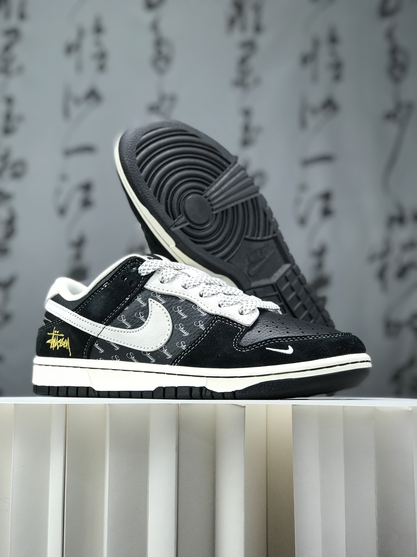 福利特价💰238
限量发售！ AIR JORDAN 1 LOW AJ1乔1低帮休闲板鞋，个性的设计风格以及品牌的经典元素 使其成为一双具有独特身份和价值的鞋子 清新而立体的外观加上联名标识更突出了其独特身份 这种配色方案显示出活力和时尚感 在视觉上引人注目  鞋身的质感和细腻的细节处理使其显得高端而格调十足  这款联名是设计与创意完美结合  融合多方的个性风格是一款备受瞩目的潮流鞋款  低帮休闲板鞋 定制鞋盒 大厂纯原品质出货 超高清洁度 皮料切割干净无任何毛边 细节完美 
 Size:36 36.5 37.5 38 38.5 39 40 40.5 41 42 42.5 43 44 44.5 45