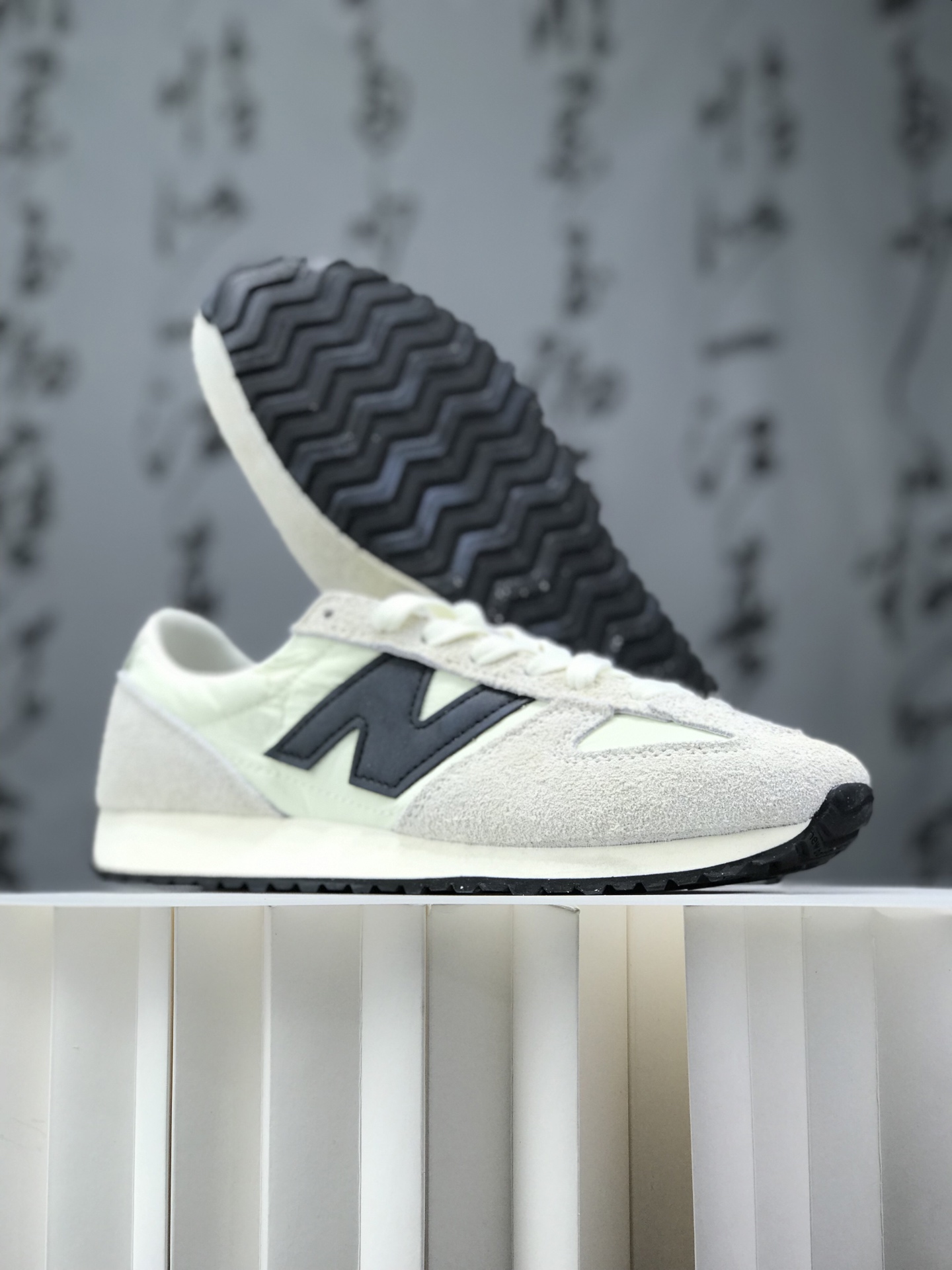 福利特价💰199
New Balance U471AM NB新百伦织物牛剖层革春夏薄底鞋防滑耐磨平衡轻便低帮生活休闲鞋 米白蓝配色🔻 
货号：U471 市场老牌一线品质 尺码：36 37 37.5 38 38.5 39.5 40