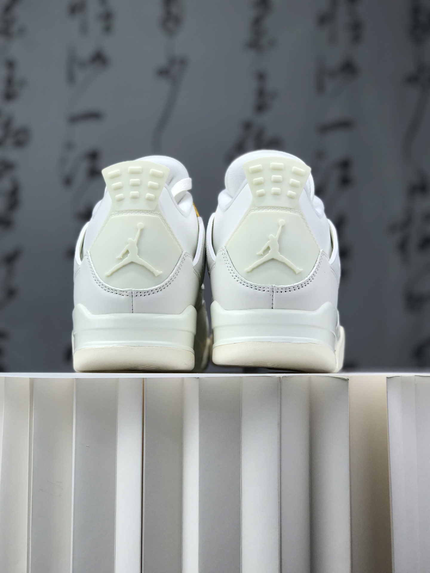 💰220
Air Jordan AJ4 米白金 AQ9129-170 圈内最强四代 独家外贸特供 耗时半年巨作 全套原纸板楦头开发 原厂特供皮料加持 确保原汁原味 完美呈现四代版型 一比一鞋头弧度高度鞋身弧度 数据细节工艺流程均保持原鞋一致 原厂TPU网格鞋带扣 正确内里网布 菱角分明不变形无多余毛边 柔软性质感一致于原鞋 市场唯一原厂鞋扣模具 背面可见隐藏注塑口 原厂织唛标 原厂飞人电绣工艺 尾指中部跳三针 独家绑鞋带手法 印刷中底布 四线拉帮 米色美纹纸贴合固定 进口港宝加持 后跟自然饱满 全鞋荧光划线卡点 追求极致完美 每一双都是工艺品 多重QC质检 超越公司货的品控标准 实实在在的免检产品 尺码：40 40.5 41 42 42.5 43 44 44.5 45 45.5 46 47.5