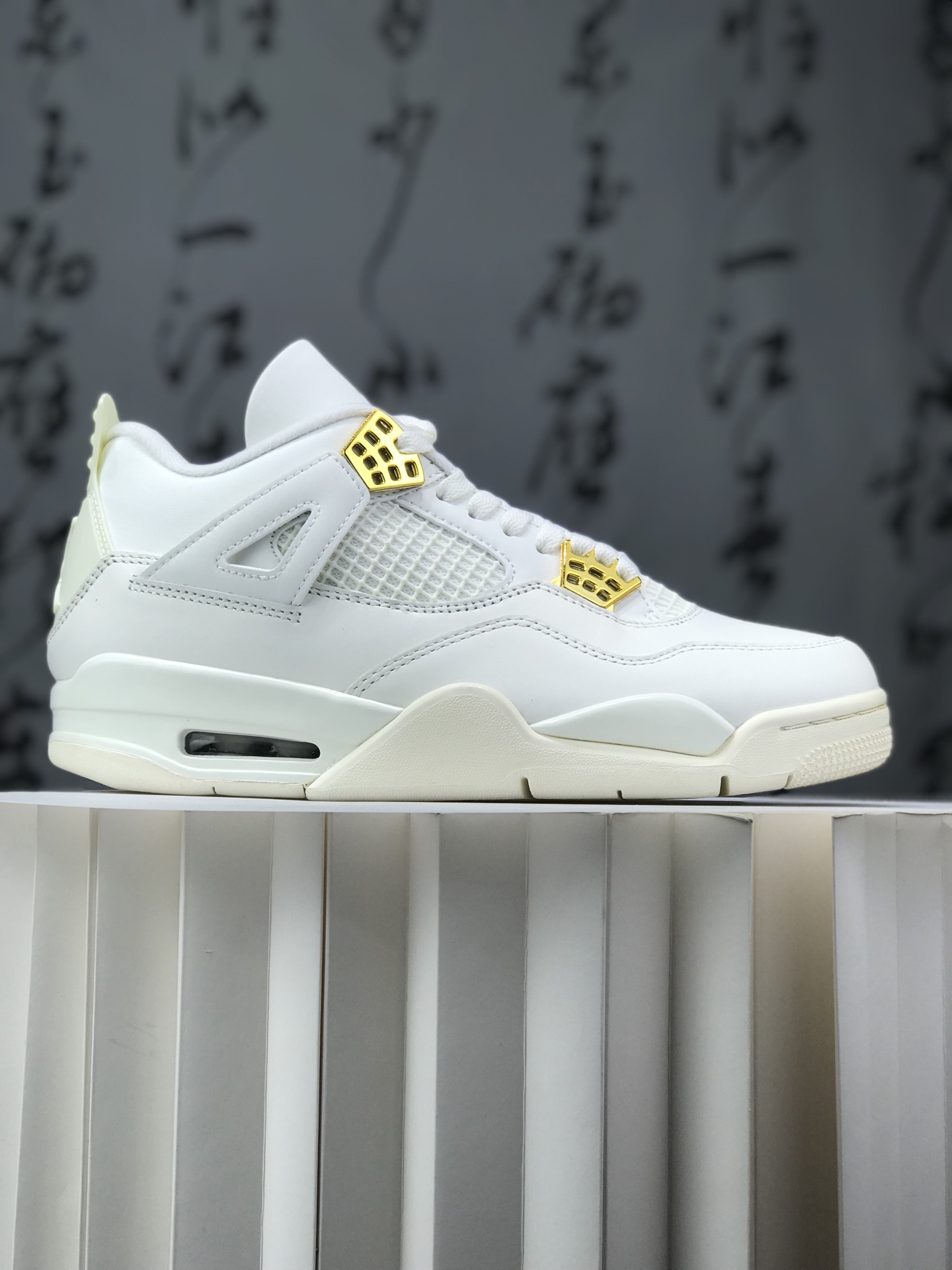 💰220
Air Jordan AJ4 米白金 AQ9129-170 圈内最强四代 独家外贸特供 耗时半年巨作 全套原纸板楦头开发 原厂特供皮料加持 确保原汁原味 完美呈现四代版型 一比一鞋头弧度高度鞋身弧度 数据细节工艺流程均保持原鞋一致 原厂TPU网格鞋带扣 正确内里网布 菱角分明不变形无多余毛边 柔软性质感一致于原鞋 市场唯一原厂鞋扣模具 背面可见隐藏注塑口 原厂织唛标 原厂飞人电绣工艺 尾指中部跳三针 独家绑鞋带手法 印刷中底布 四线拉帮 米色美纹纸贴合固定 进口港宝加持 后跟自然饱满 全鞋荧光划线卡点 追求极致完美 每一双都是工艺品 多重QC质检 超越公司货的品控标准 实实在在的免检产品 尺码：40 40.5 41 42 42.5 43 44 44.5 45 45.5 46 47.5