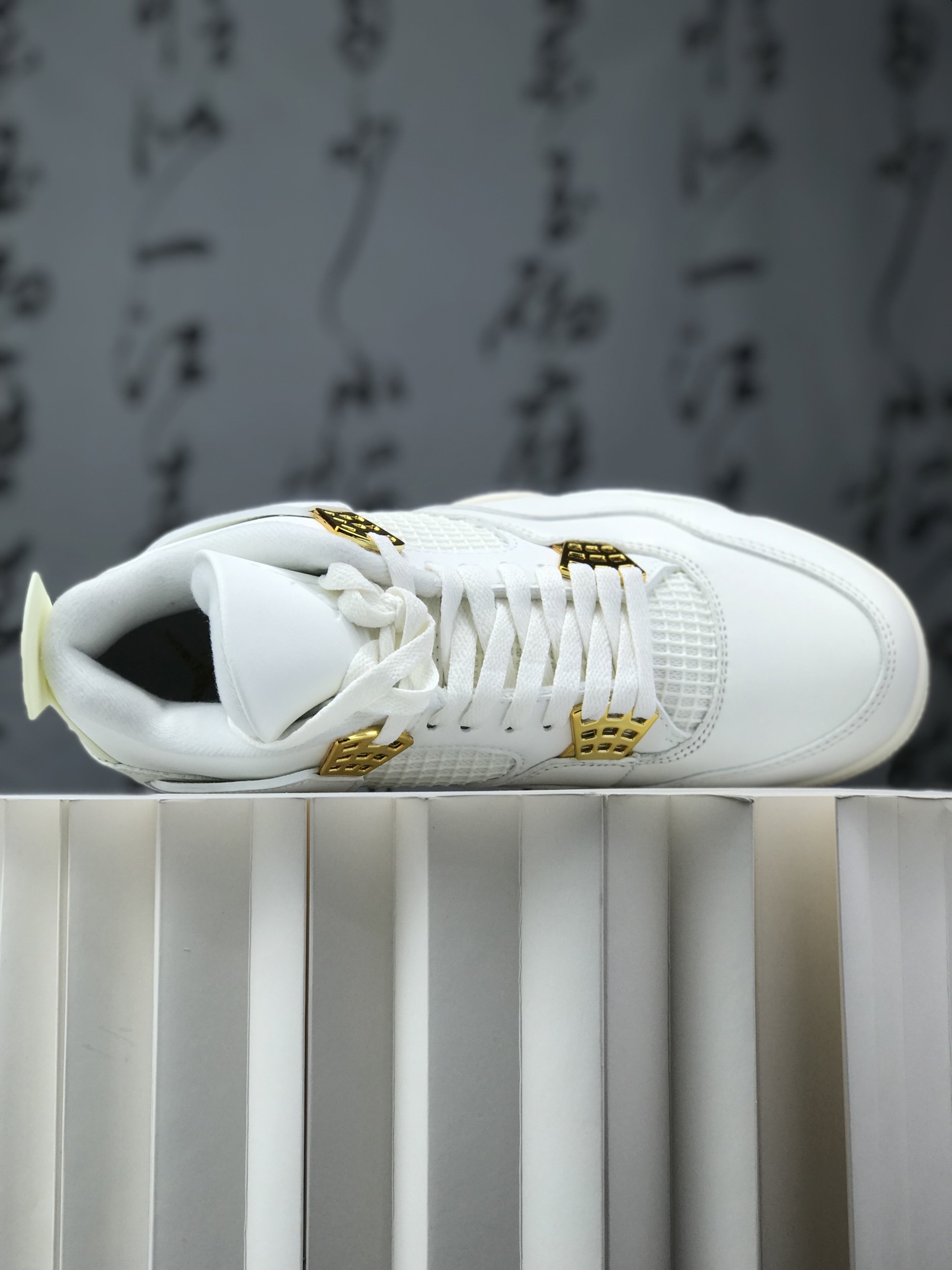 💰220
Air Jordan AJ4 米白金 AQ9129-170 圈内最强四代 独家外贸特供 耗时半年巨作 全套原纸板楦头开发 原厂特供皮料加持 确保原汁原味 完美呈现四代版型 一比一鞋头弧度高度鞋身弧度 数据细节工艺流程均保持原鞋一致 原厂TPU网格鞋带扣 正确内里网布 菱角分明不变形无多余毛边 柔软性质感一致于原鞋 市场唯一原厂鞋扣模具 背面可见隐藏注塑口 原厂织唛标 原厂飞人电绣工艺 尾指中部跳三针 独家绑鞋带手法 印刷中底布 四线拉帮 米色美纹纸贴合固定 进口港宝加持 后跟自然饱满 全鞋荧光划线卡点 追求极致完美 每一双都是工艺品 多重QC质检 超越公司货的品控标准 实实在在的免检产品 尺码：40 40.5 41 42 42.5 43 44 44.5 45 45.5 46 47.5