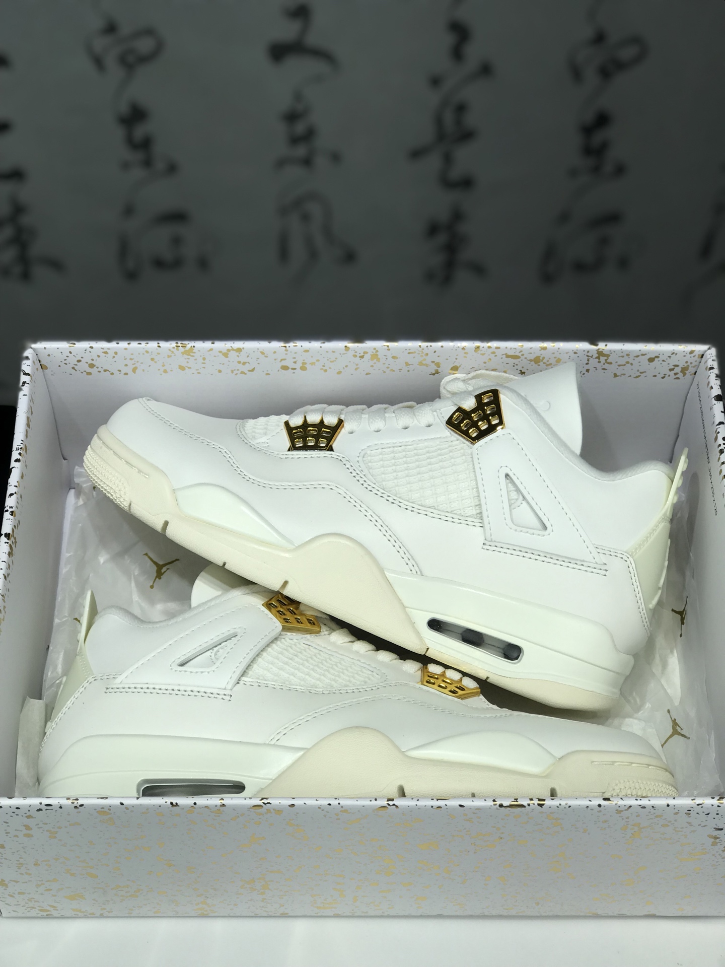 💰220
Air Jordan AJ4 米白金 AQ9129-170 圈内最强四代 独家外贸特供 耗时半年巨作 全套原纸板楦头开发 原厂特供皮料加持 确保原汁原味 完美呈现四代版型 一比一鞋头弧度高度鞋身弧度 数据细节工艺流程均保持原鞋一致 原厂TPU网格鞋带扣 正确内里网布 菱角分明不变形无多余毛边 柔软性质感一致于原鞋 市场唯一原厂鞋扣模具 背面可见隐藏注塑口 原厂织唛标 原厂飞人电绣工艺 尾指中部跳三针 独家绑鞋带手法 印刷中底布 四线拉帮 米色美纹纸贴合固定 进口港宝加持 后跟自然饱满 全鞋荧光划线卡点 追求极致完美 每一双都是工艺品 多重QC质检 超越公司货的品控标准 实实在在的免检产品 尺码：40 40.5 41 42 42.5 43 44 44.5 45 45.5 46 47.5