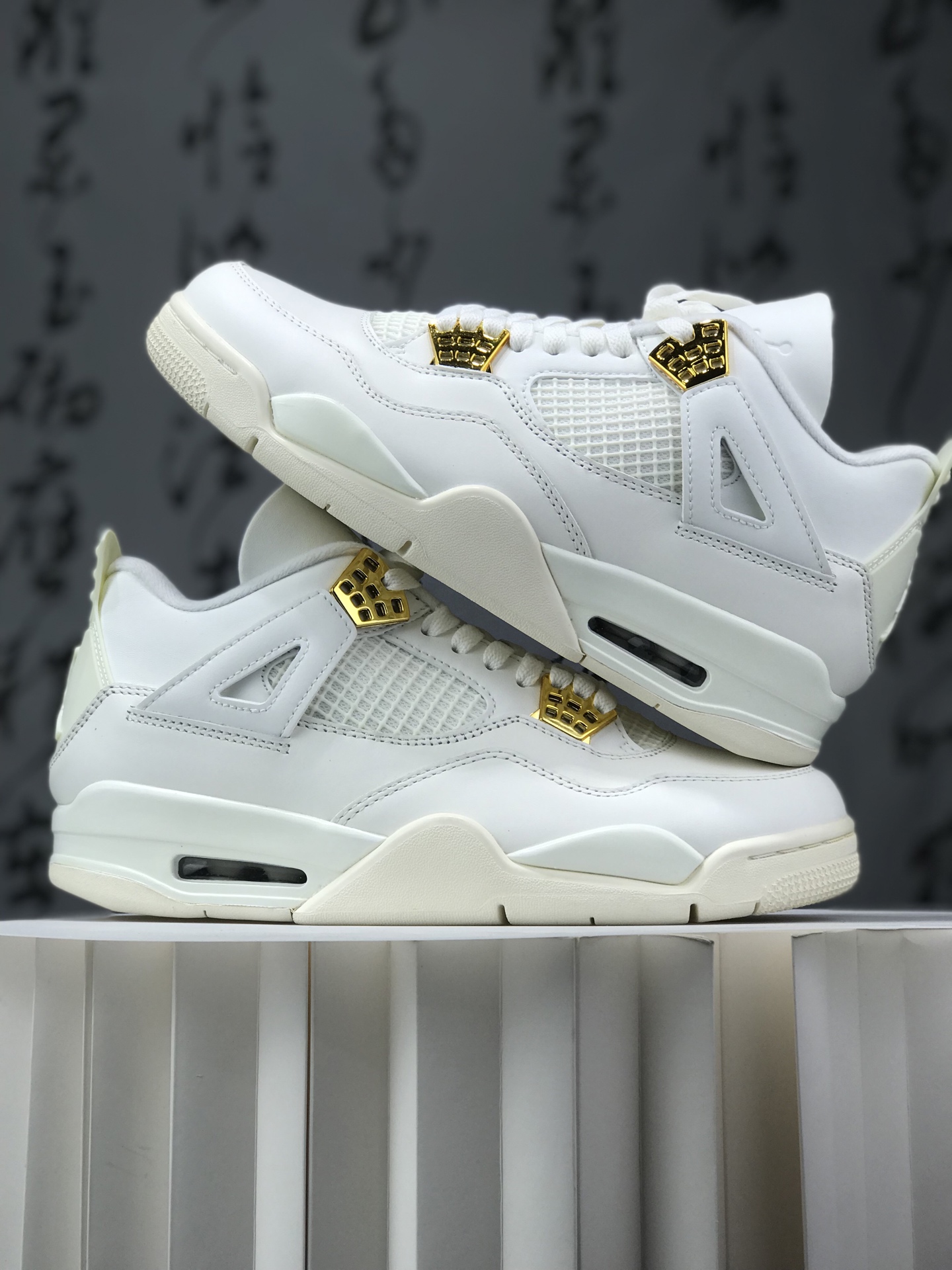 💰220
Air Jordan AJ4 米白金 AQ9129-170 圈内最强四代 独家外贸特供 耗时半年巨作 全套原纸板楦头开发 原厂特供皮料加持 确保原汁原味 完美呈现四代版型 一比一鞋头弧度高度鞋身弧度 数据细节工艺流程均保持原鞋一致 原厂TPU网格鞋带扣 正确内里网布 菱角分明不变形无多余毛边 柔软性质感一致于原鞋 市场唯一原厂鞋扣模具 背面可见隐藏注塑口 原厂织唛标 原厂飞人电绣工艺 尾指中部跳三针 独家绑鞋带手法 印刷中底布 四线拉帮 米色美纹纸贴合固定 进口港宝加持 后跟自然饱满 全鞋荧光划线卡点 追求极致完美 每一双都是工艺品 多重QC质检 超越公司货的品控标准 实实在在的免检产品 尺码：40 40.5 41 42 42.5 43 44 44.5 45 45.5 46 47.5