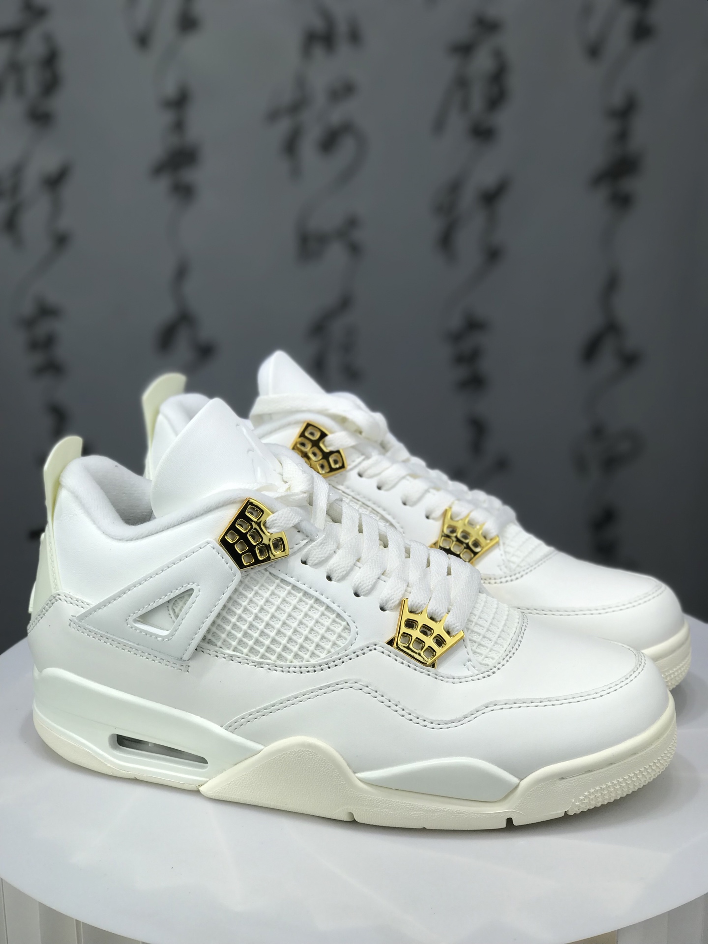 💰220
Air Jordan AJ4 米白金 AQ9129-170 圈内最强四代 独家外贸特供 耗时半年巨作 全套原纸板楦头开发 原厂特供皮料加持 确保原汁原味 完美呈现四代版型 一比一鞋头弧度高度鞋身弧度 数据细节工艺流程均保持原鞋一致 原厂TPU网格鞋带扣 正确内里网布 菱角分明不变形无多余毛边 柔软性质感一致于原鞋 市场唯一原厂鞋扣模具 背面可见隐藏注塑口 原厂织唛标 原厂飞人电绣工艺 尾指中部跳三针 独家绑鞋带手法 印刷中底布 四线拉帮 米色美纹纸贴合固定 进口港宝加持 后跟自然饱满 全鞋荧光划线卡点 追求极致完美 每一双都是工艺品 多重QC质检 超越公司货的品控标准 实实在在的免检产品 尺码：40 40.5 41 42 42.5 43 44 44.5 45 45.5 46 47.5