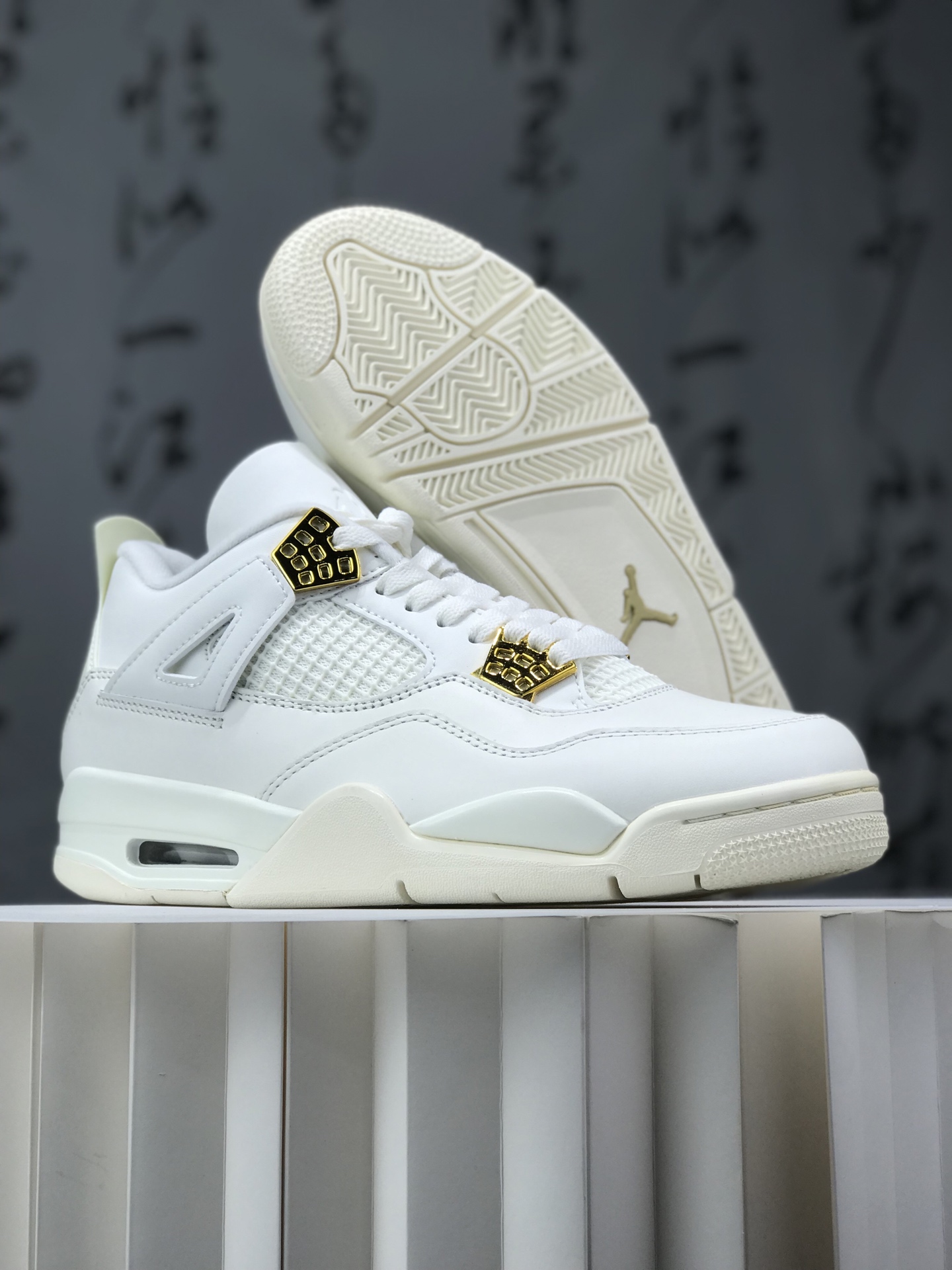 💰220
Air Jordan AJ4 米白金 AQ9129-170 圈内最强四代 独家外贸特供 耗时半年巨作 全套原纸板楦头开发 原厂特供皮料加持 确保原汁原味 完美呈现四代版型 一比一鞋头弧度高度鞋身弧度 数据细节工艺流程均保持原鞋一致 原厂TPU网格鞋带扣 正确内里网布 菱角分明不变形无多余毛边 柔软性质感一致于原鞋 市场唯一原厂鞋扣模具 背面可见隐藏注塑口 原厂织唛标 原厂飞人电绣工艺 尾指中部跳三针 独家绑鞋带手法 印刷中底布 四线拉帮 米色美纹纸贴合固定 进口港宝加持 后跟自然饱满 全鞋荧光划线卡点 追求极致完美 每一双都是工艺品 多重QC质检 超越公司货的品控标准 实实在在的免检产品 尺码：40 40.5 41 42 42.5 43 44 44.5 45 45.5 46 47.5