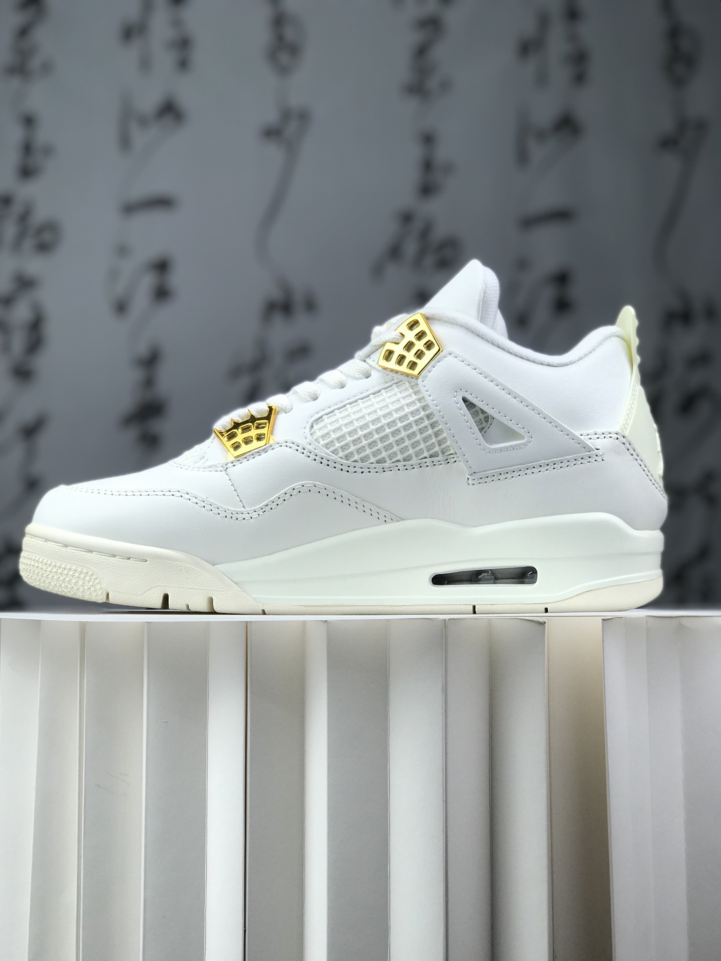 💰220
Air Jordan AJ4 米白金 AQ9129-170 圈内最强四代 独家外贸特供 耗时半年巨作 全套原纸板楦头开发 原厂特供皮料加持 确保原汁原味 完美呈现四代版型 一比一鞋头弧度高度鞋身弧度 数据细节工艺流程均保持原鞋一致 原厂TPU网格鞋带扣 正确内里网布 菱角分明不变形无多余毛边 柔软性质感一致于原鞋 市场唯一原厂鞋扣模具 背面可见隐藏注塑口 原厂织唛标 原厂飞人电绣工艺 尾指中部跳三针 独家绑鞋带手法 印刷中底布 四线拉帮 米色美纹纸贴合固定 进口港宝加持 后跟自然饱满 全鞋荧光划线卡点 追求极致完美 每一双都是工艺品 多重QC质检 超越公司货的品控标准 实实在在的免检产品 尺码：40 40.5 41 42 42.5 43 44 44.5 45 45.5 46 47.5